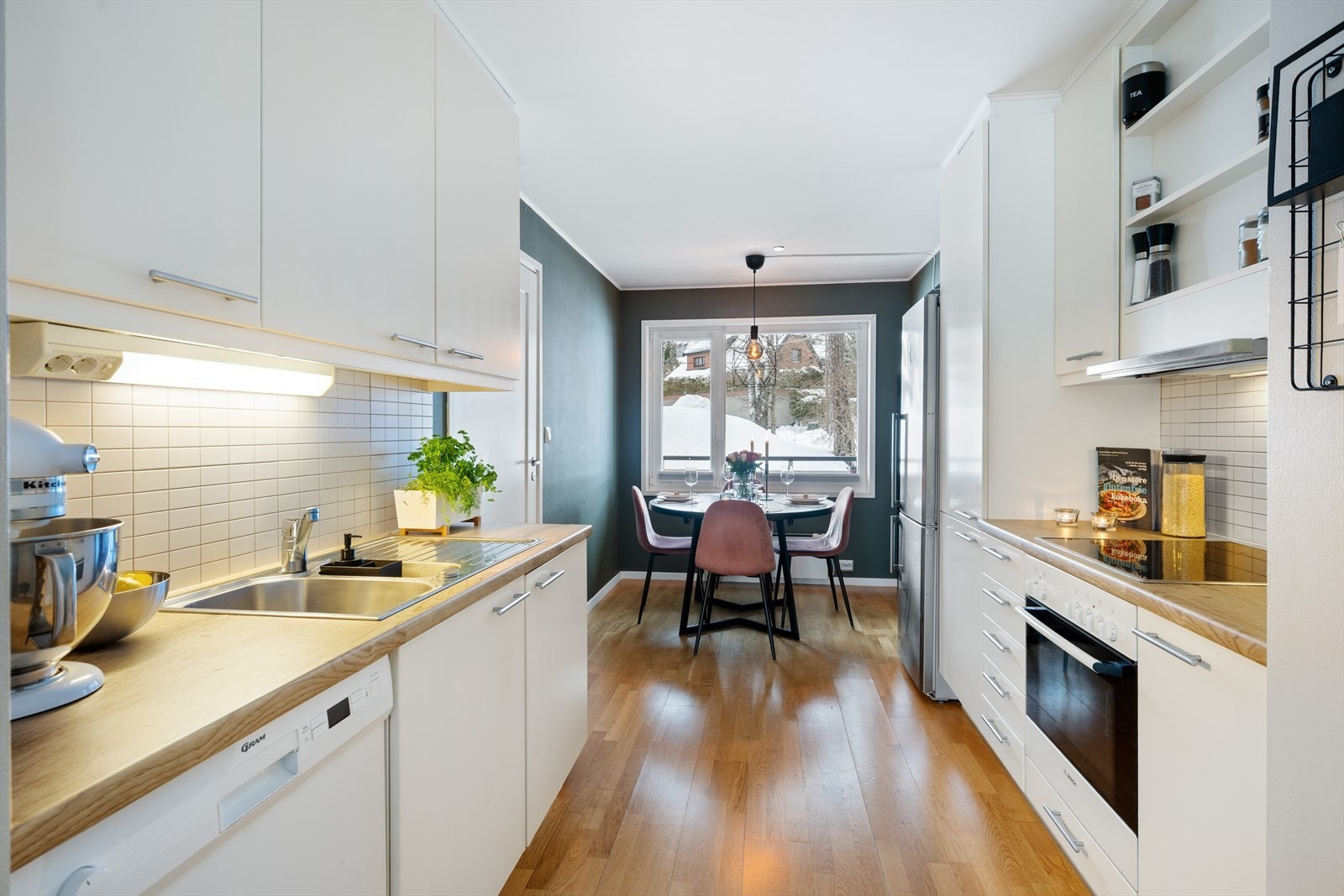 Kjøkkenet er innredet med nedfelt stål oppvaskkum. Det er frittstående kjøl/fryseskap, integrert oppvaskmaskin, nedfelt platetopp og innebygget stekeovn. Galleribilde