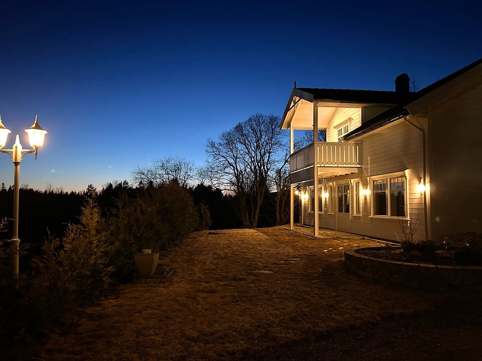 Fasade. Herlig utedel som nyter sol fra morgen til kveld. Galleribilde