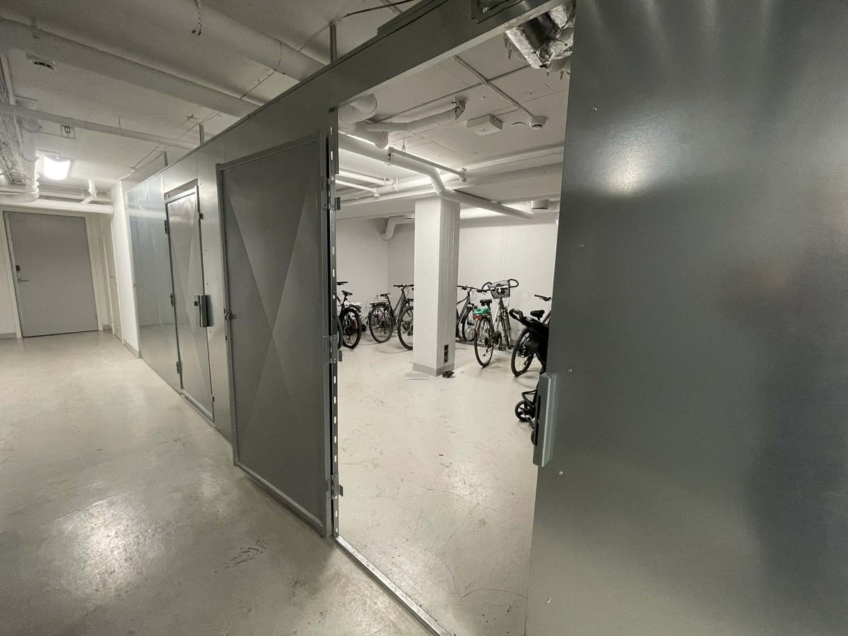 STOR SYKKEBOD, KORT VEI TIL UTGANGSDØR Galleribilde