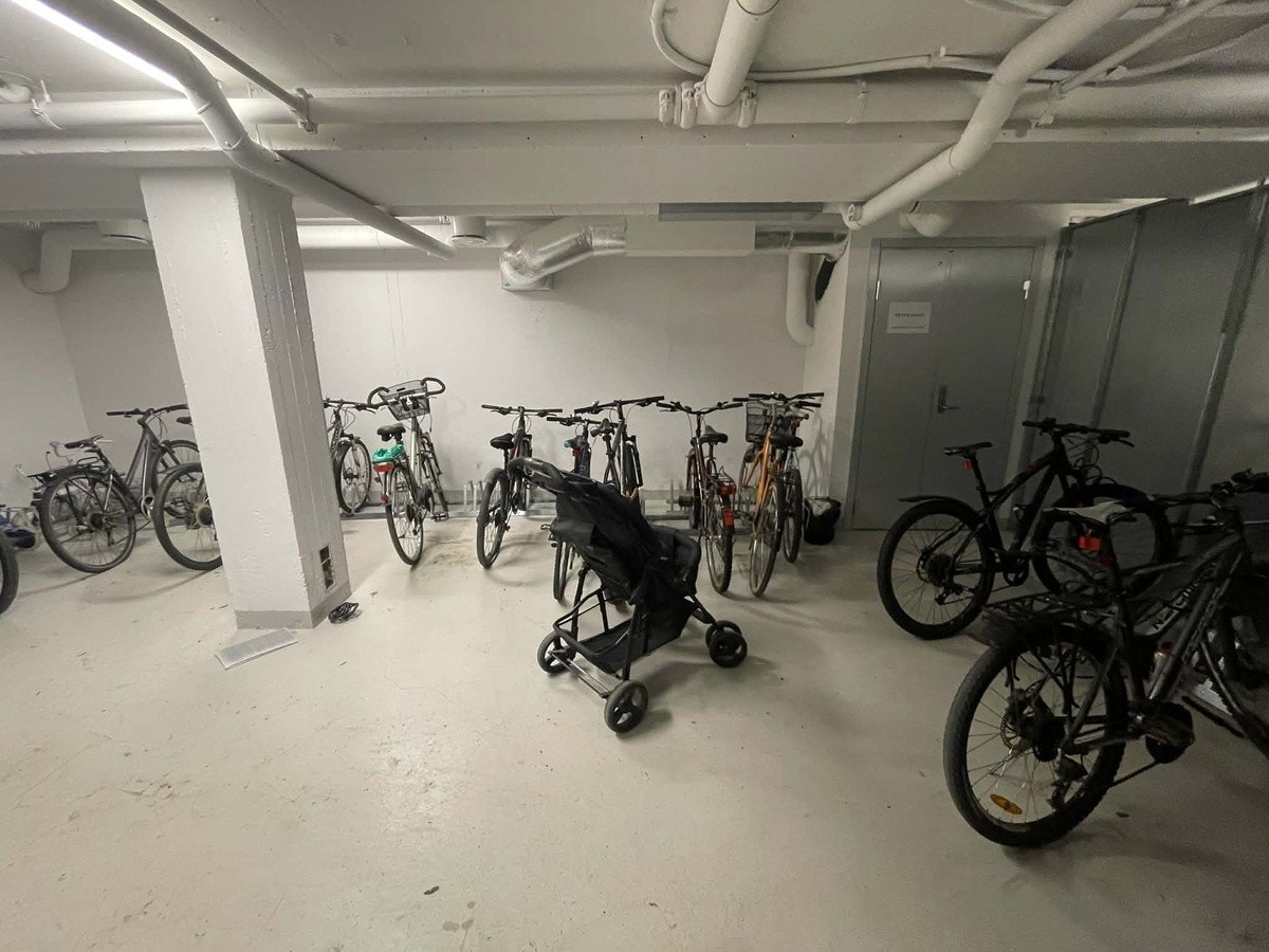 STOR SYKKELBOD, KORT VEI TIL UTGANGSDØR Galleribilde