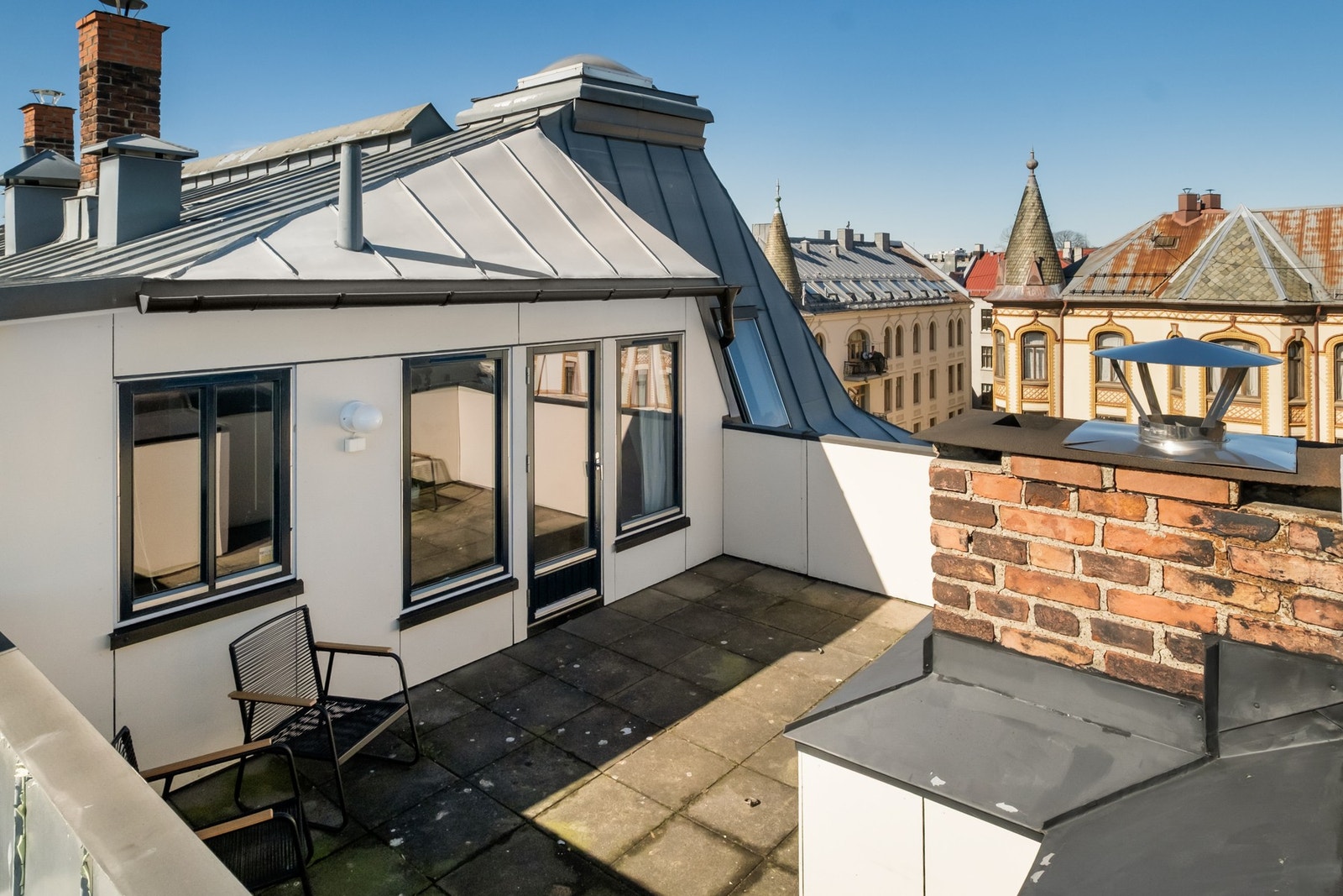 Takterrassen er på hele 20 m² og har svært gode solforhold. Galleribilde