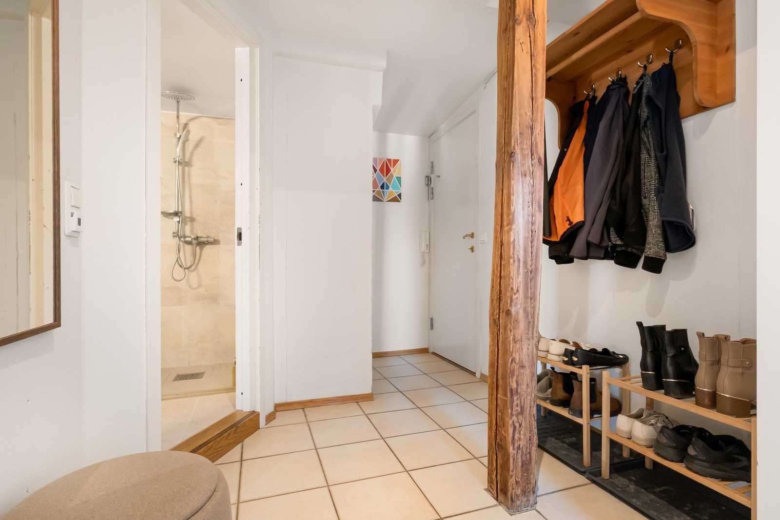 En romslig entré ønsker deg velkommen inn. Galleribilde