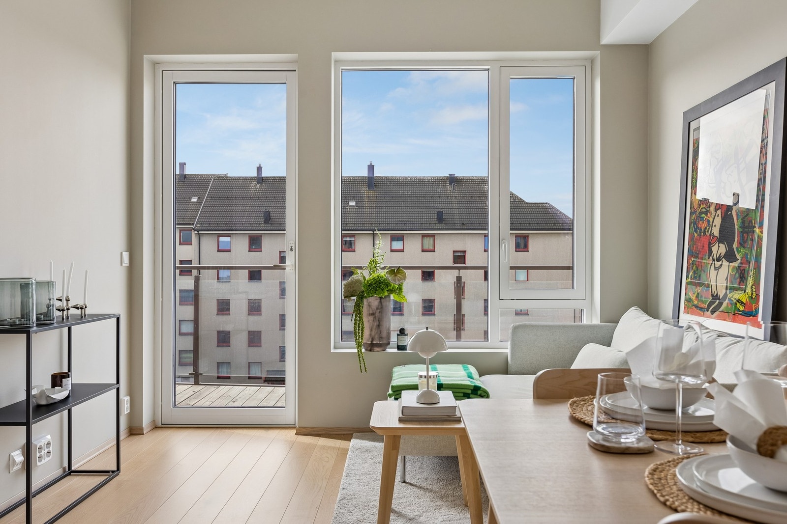 Med byggeår 2022 nyter leiligheten svært godt av en moderne standard og innehar fasiliteter som blant annet balansert ventilasjon, heisadkomst og vannbåren gulvvarme. Galleribilde