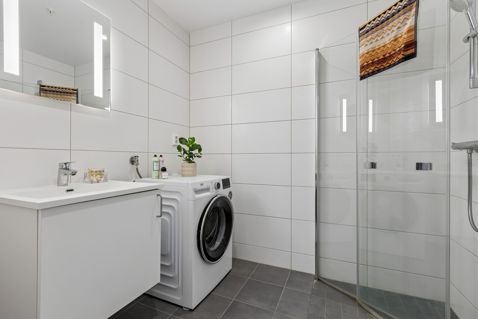 Baderommet er av høy standard da det også er tildelt TG 0 av byggesakkyndig. Elektriske varmekabler i gulv bidrar til å holde badet godt og varmt året rundt. Galleribilde
