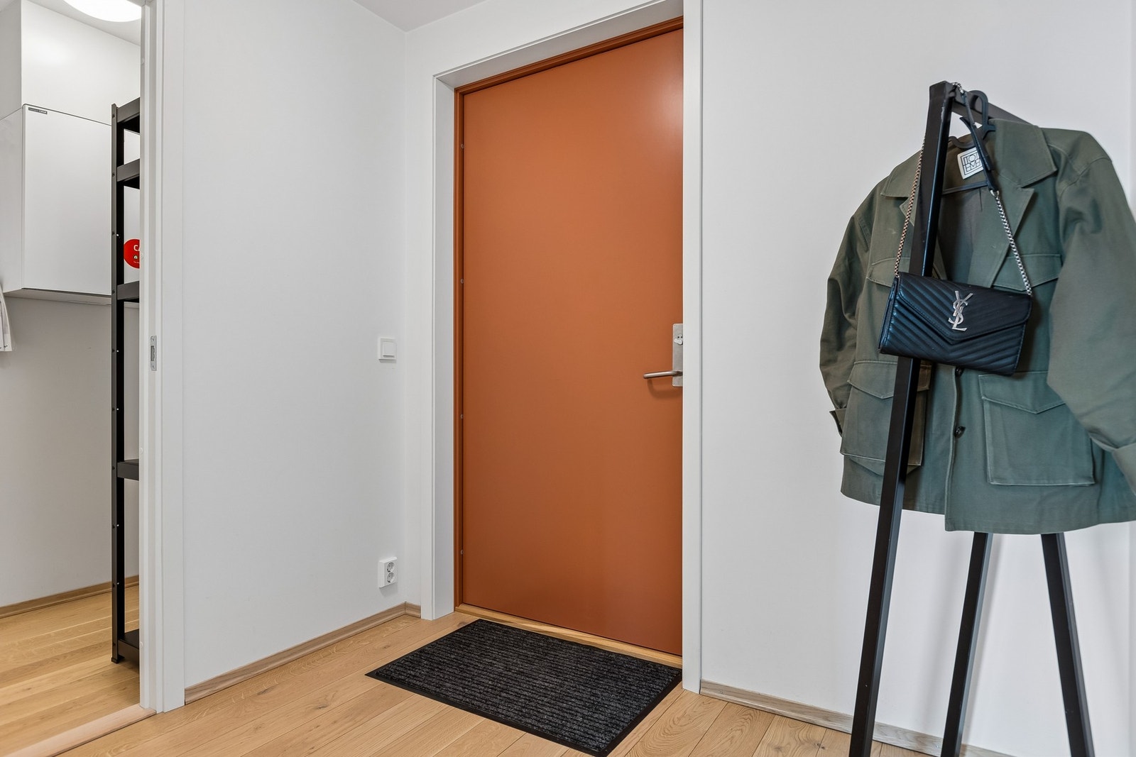 Entréen er på 4,4 kvm. Her er det gode muligheter for oppheng av yttertøy og oppbevaring av sko. Galleribilde