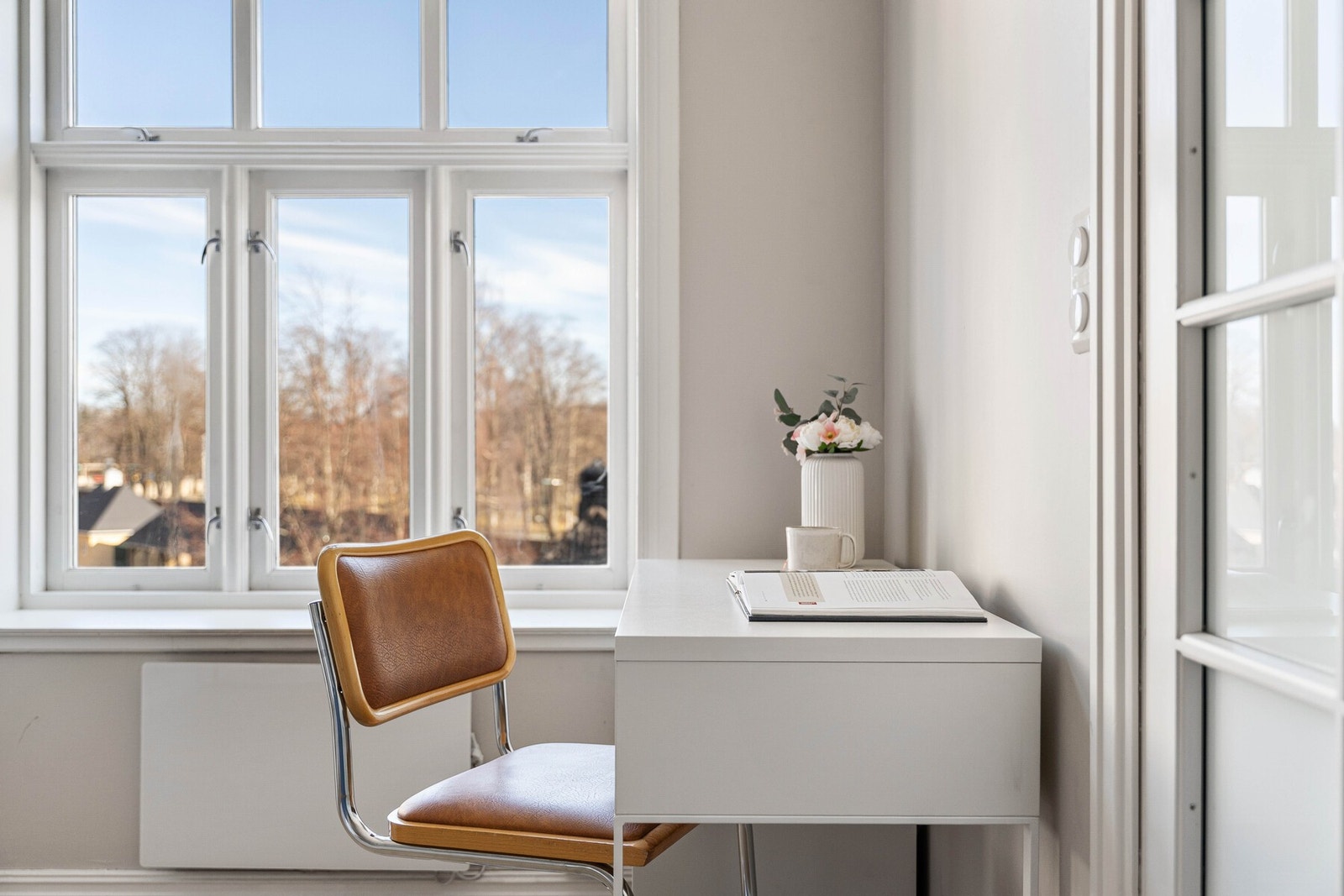 Detaljbilde av kontorseksjonen på soverommet. Galleribilde