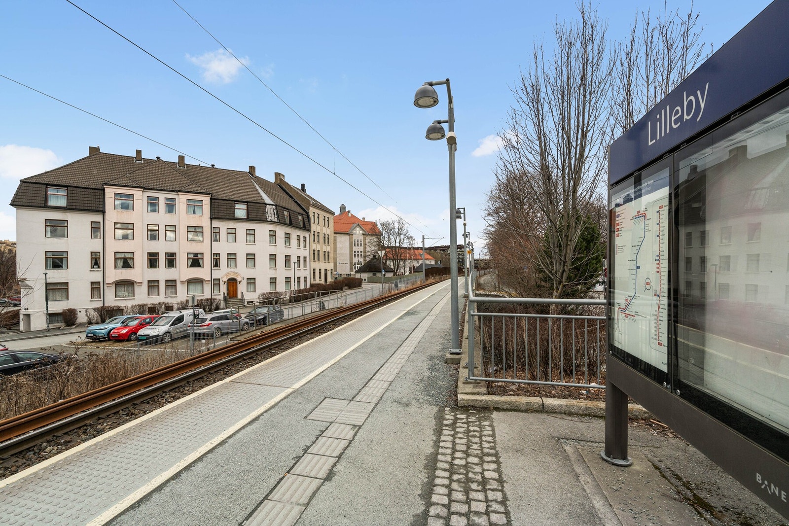 Lilleby togstasjon ligger i umiddelbar nærhet. Hyppige avganger til eksempelvis Trondheim lufthavn Værnes. Galleribilde