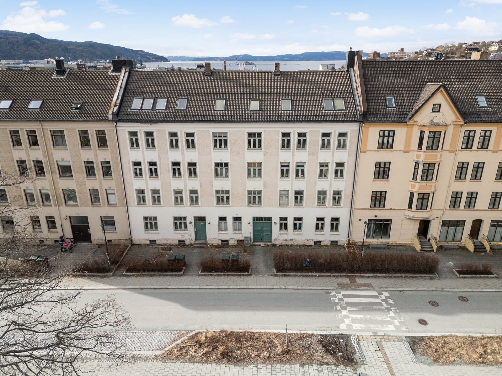 Fasadebilde. Ladeveien 4 A er oppført i 1911 bestående av 4 etasjer, i tillegg til kjeller og loft. Galleribilde