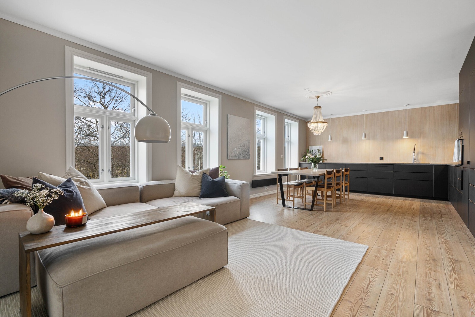 EiendomsMegler 1 v/ Mads Larsen har gleden av å ønske velkommen til Ladeveien 4 A - En sjarmerende og stilfull 4-roms bygårdsleilighet på attraktive Lilleby! Galleribilde