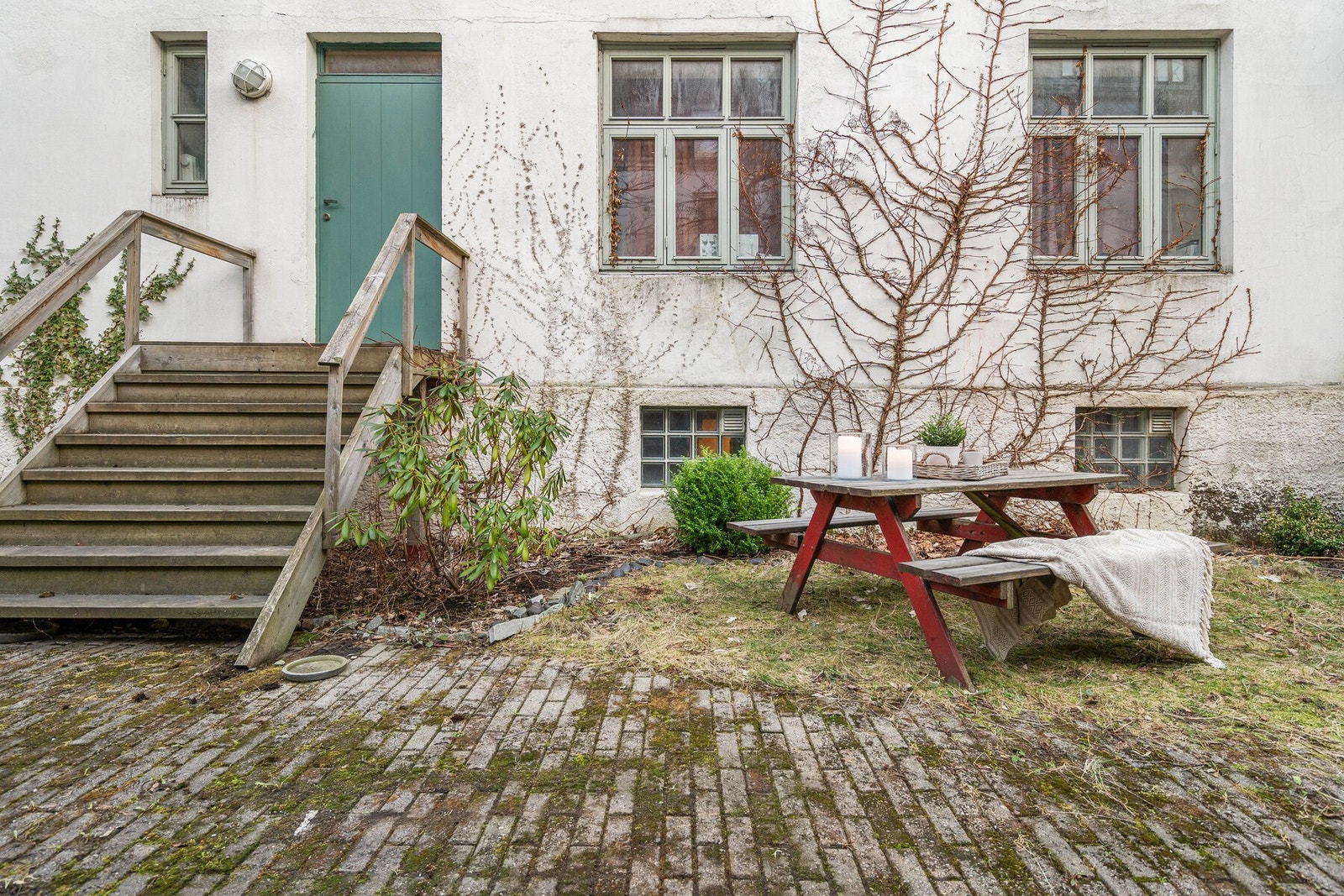 I bakgården er det benker og bord, hvor man kan samle venner og nyte sommerkveldene. Galleribilde