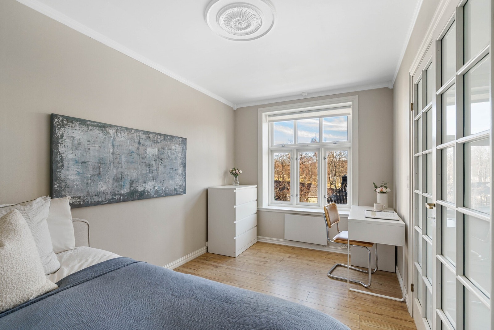 Soverom 1 er på 11,2 kvm og gir med det godt med plass til dobbeltseng av god størrelse, nattbord, garderobeløsning og eksempelvis et skrivebord. Galleribilde