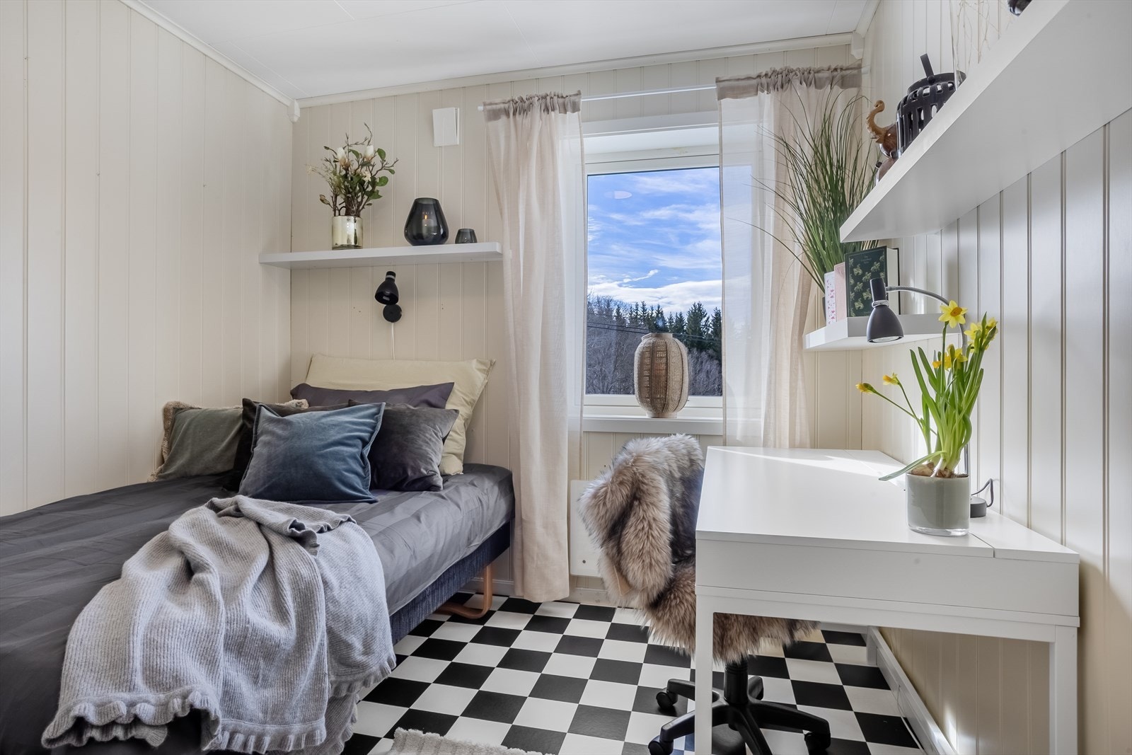 Boligen har tre soverom i hovedetasjen. Dette rommet har plass til både seng og skrivebord. Galleribilde