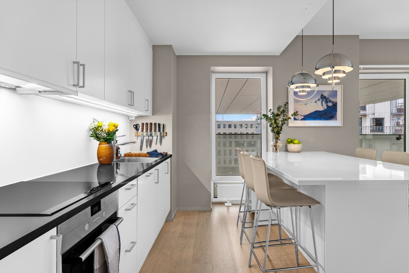 I 2019 ble det i tillegg satt inn en kjøkkenøy fra HTH med integrert skap, bokhylle og vinskap. Galleribilde