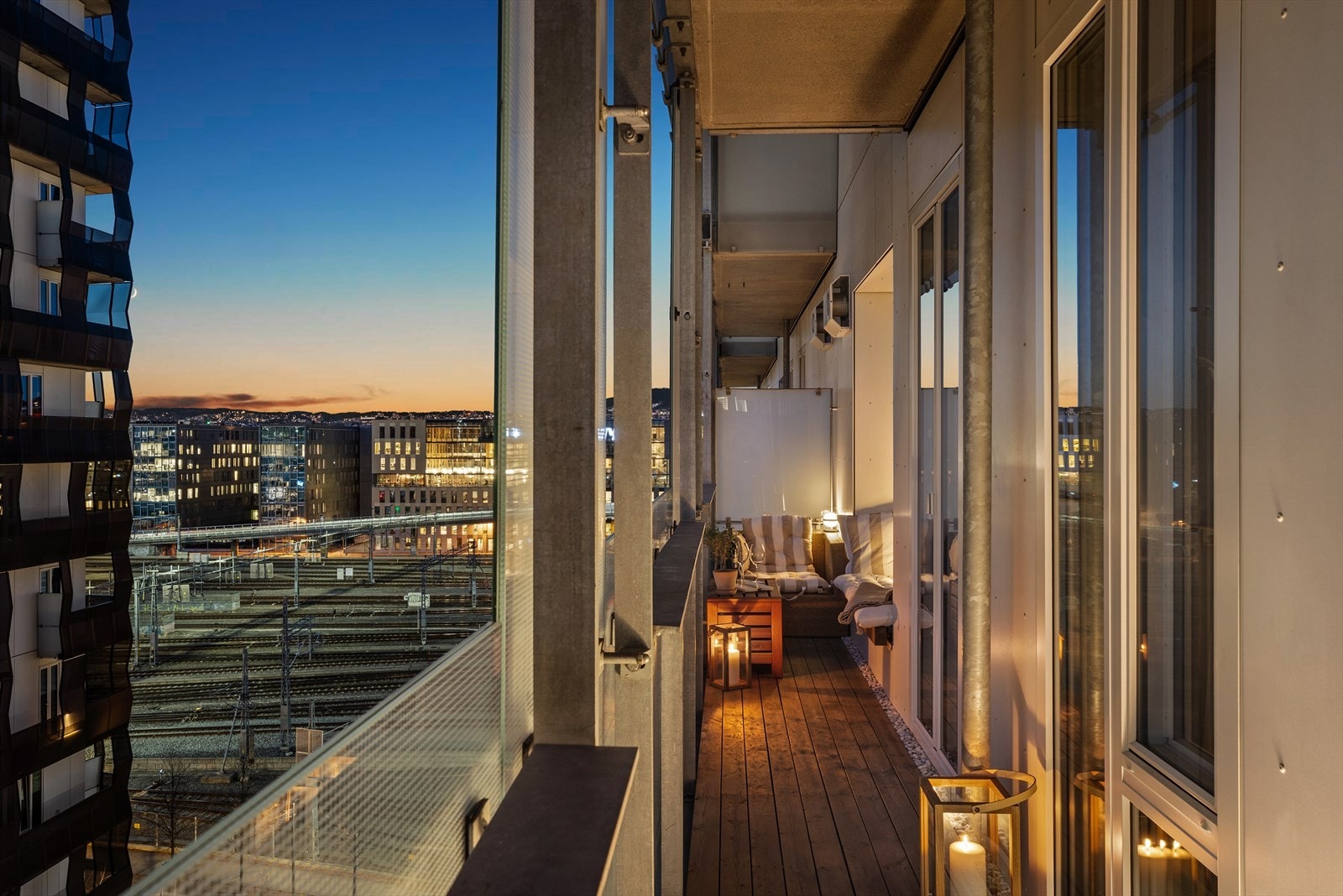 Fine soner og utsikt mot spennende arkitektur Galleribilde