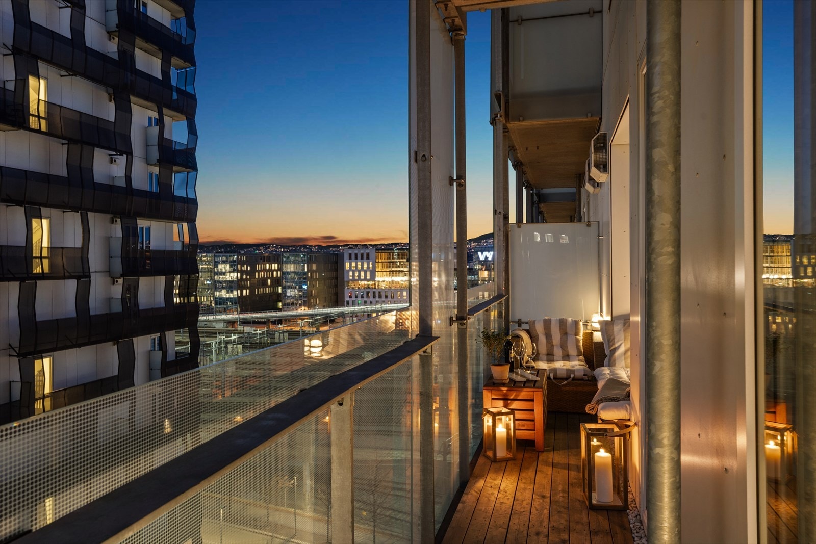 Balkongen er på ca. 8 m² og har utgang både fra stue og hovedsoverom. Galleribilde