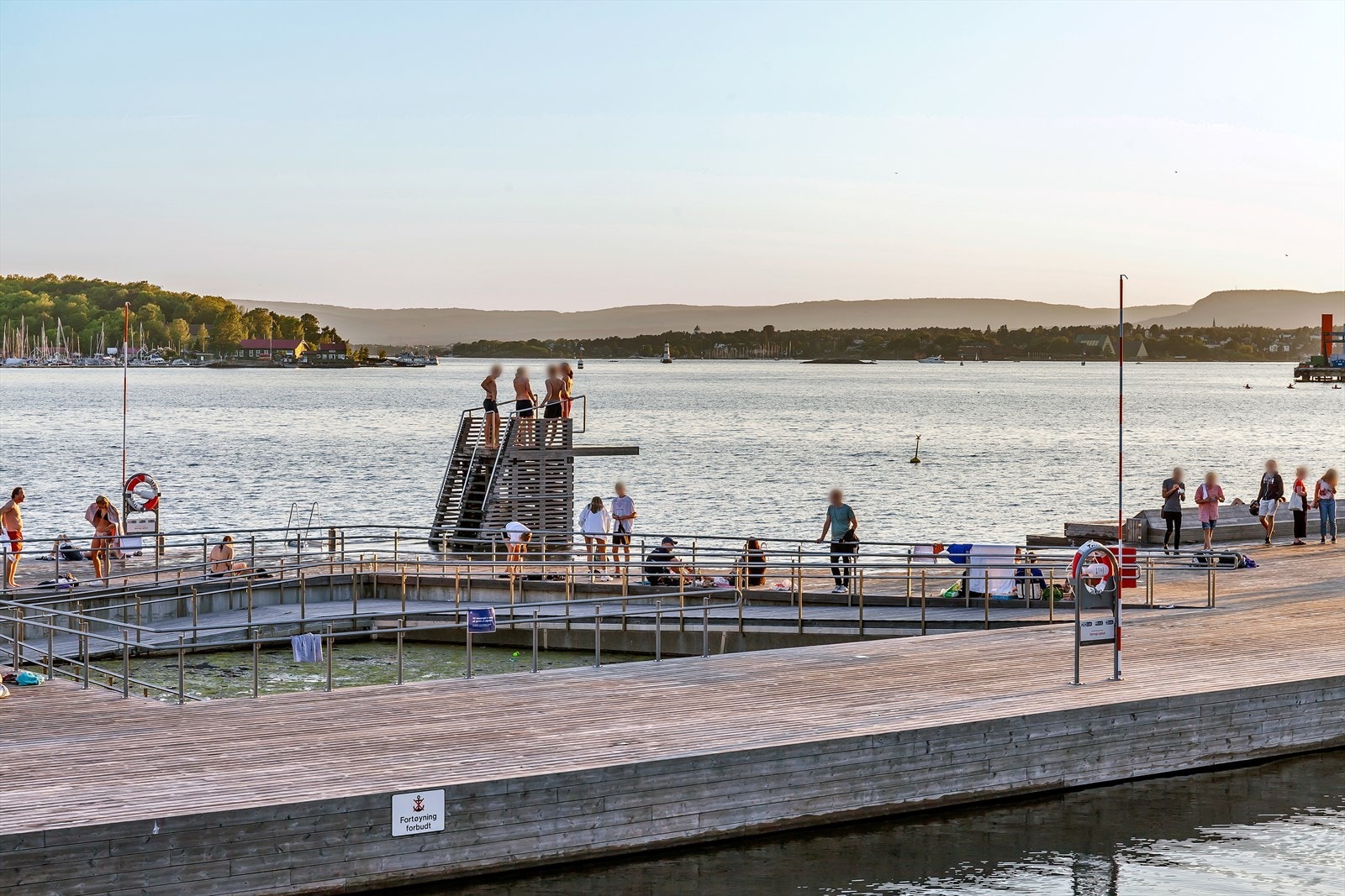 Sørenga Sjøbad med stupetårn, svømmelengder, badestrand m.m. Galleribilde