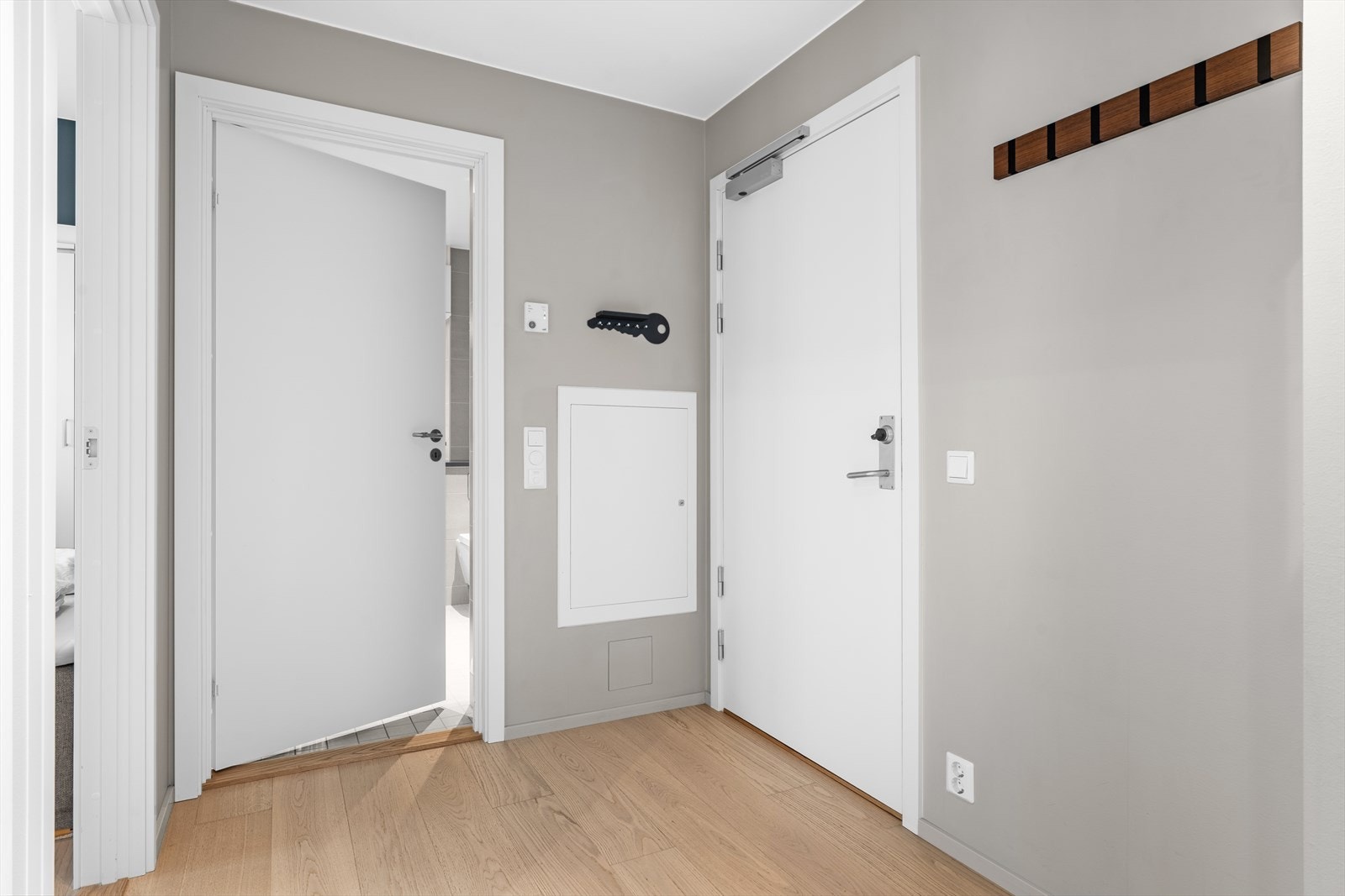 Leiligheten ønskes velkommen av en innbydende entré med et lyst og moderne uttrykk. Galleribilde