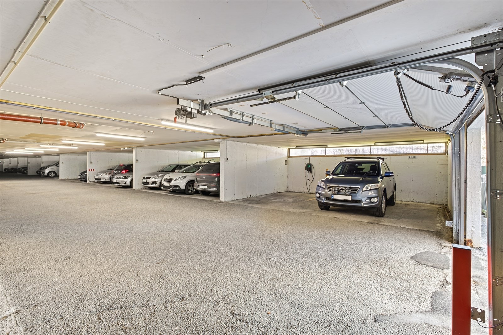 Fast plass i felles garasjeanlegg, som har innvendig tilkomst i blokken i denne oppgangen Galleribilde