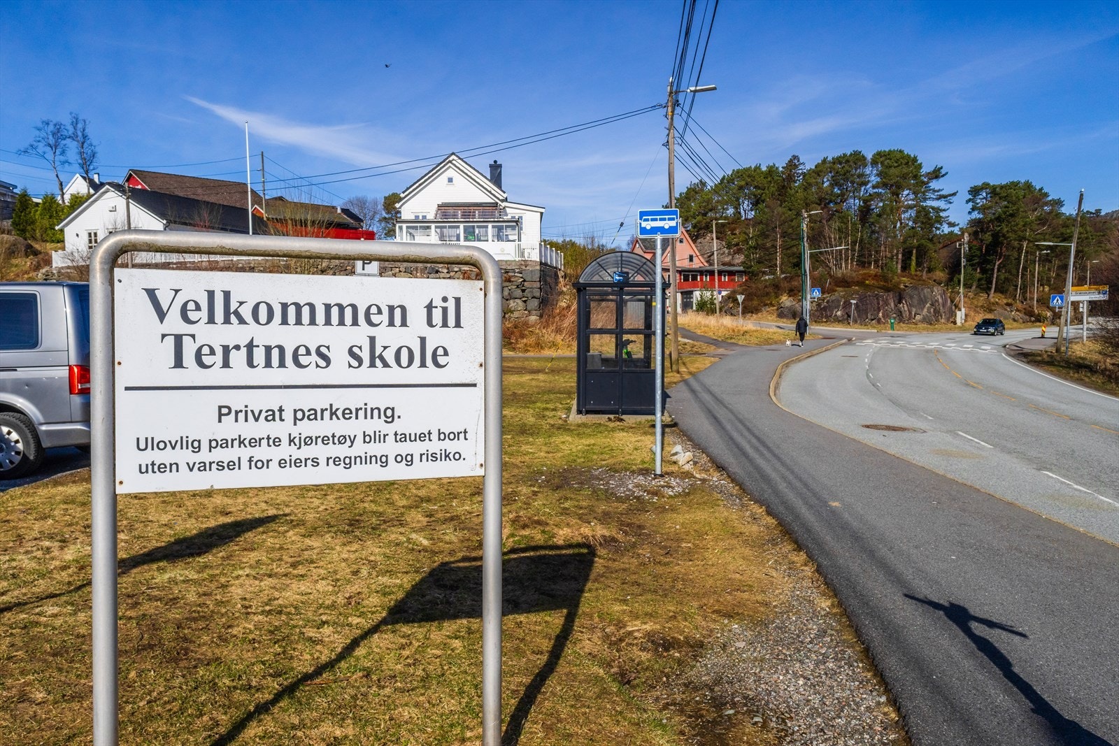 Tertnes skole like borte i gaten og barnehage på Grønskjeret der det også er en flott badeplass like i nærheten Galleribilde