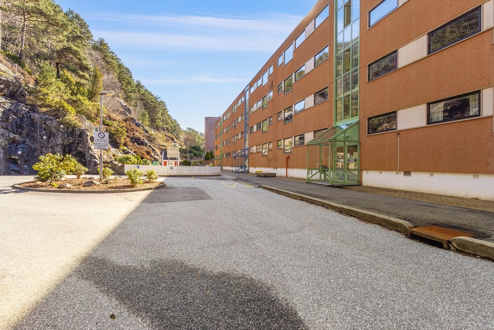 Velholdt inngangsparti med belegningsstein og fine blomsterbed. Kjørevei helt opp til inngangspartiet for enkel av- og pålessing Galleribilde