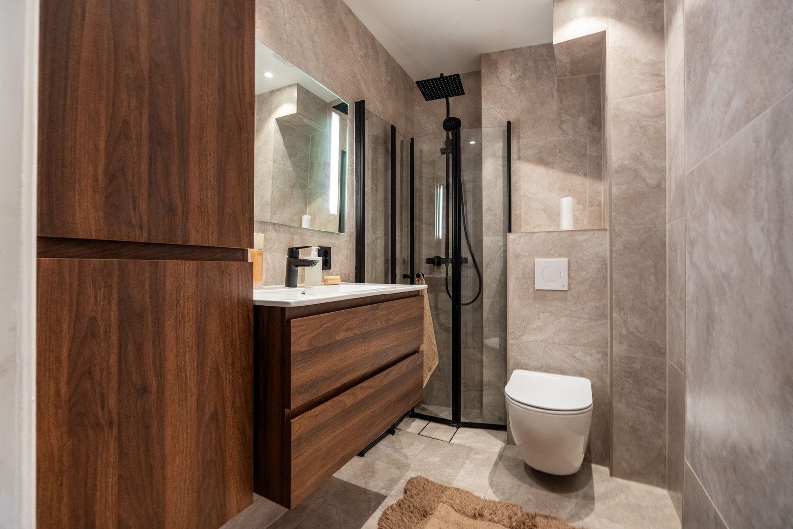 Bad fra 2025 med baderomsmøbler fra Bathlife. Galleribilde