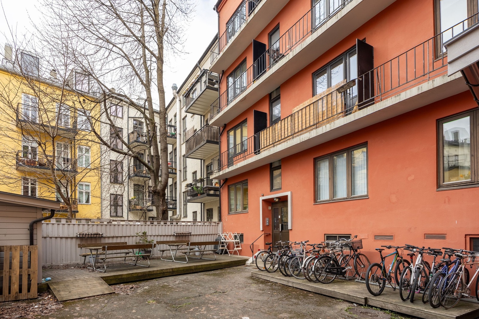 Sykkelparkering i bakgård. Galleribilde