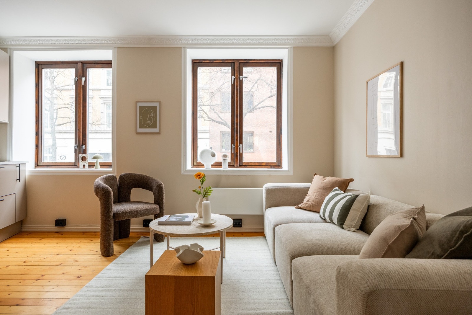 Store vindusflater slipper inn rikelig med naturlig lys. Galleribilde
