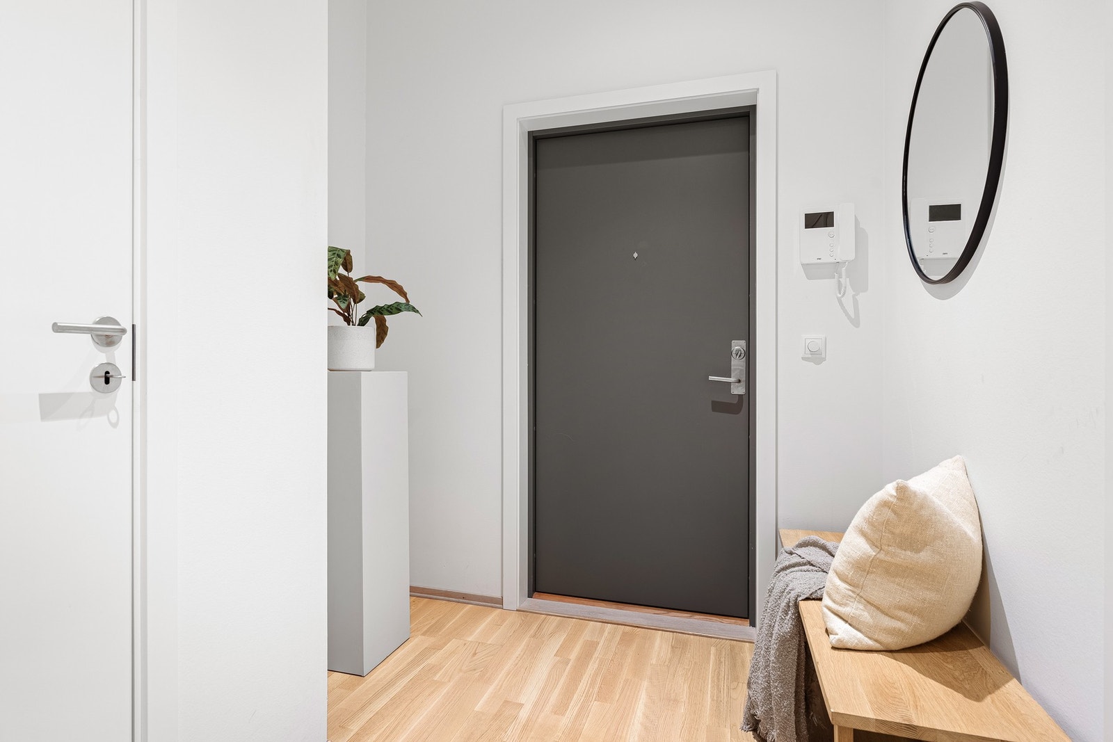 Velkommen inn i en lys og innbydende entré med god plass til garderobe- og eller oppheng Galleribilde