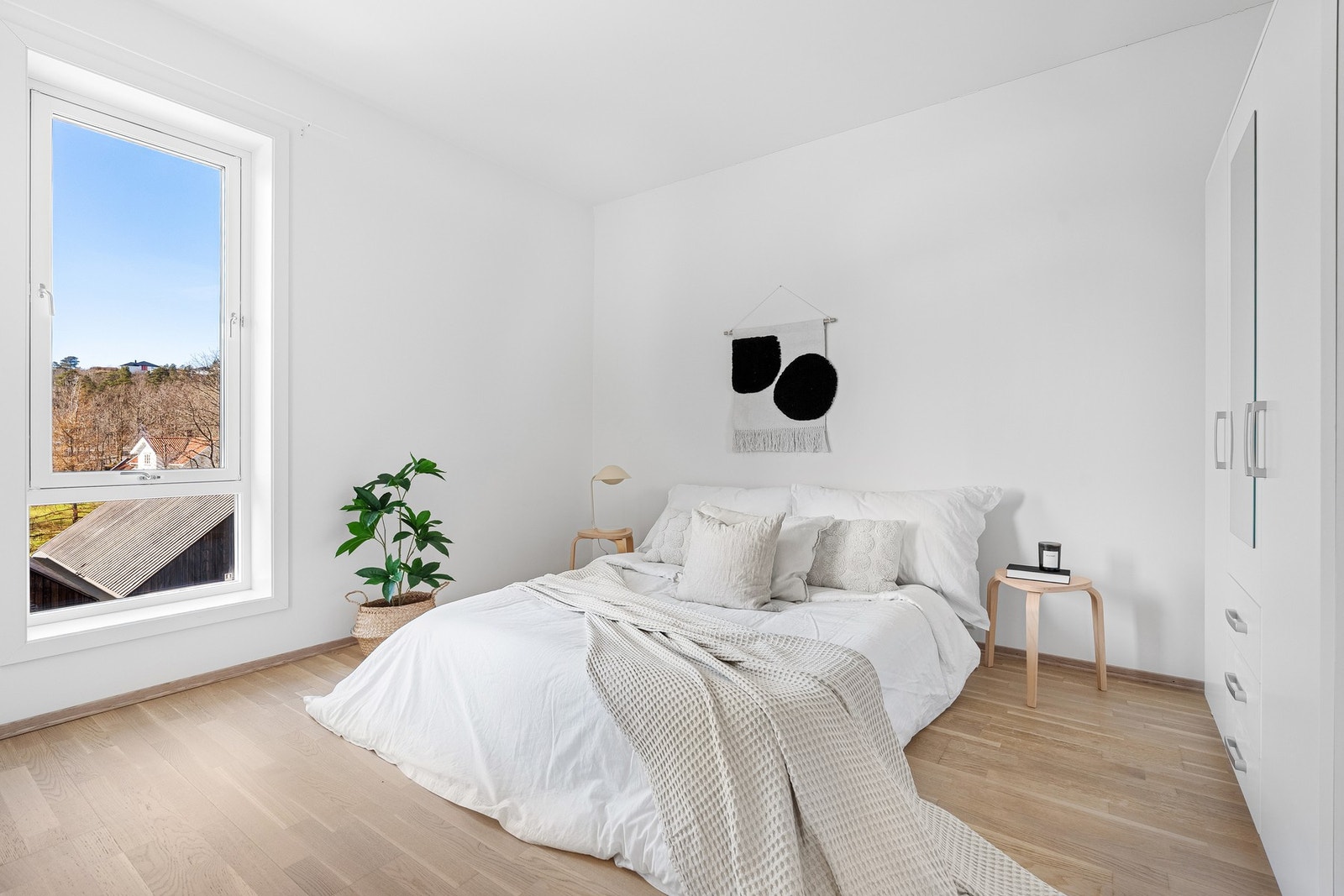 Her får du et rolig og behagelig rom med god plass til både seng og praktisk garderobeløsning Galleribilde
