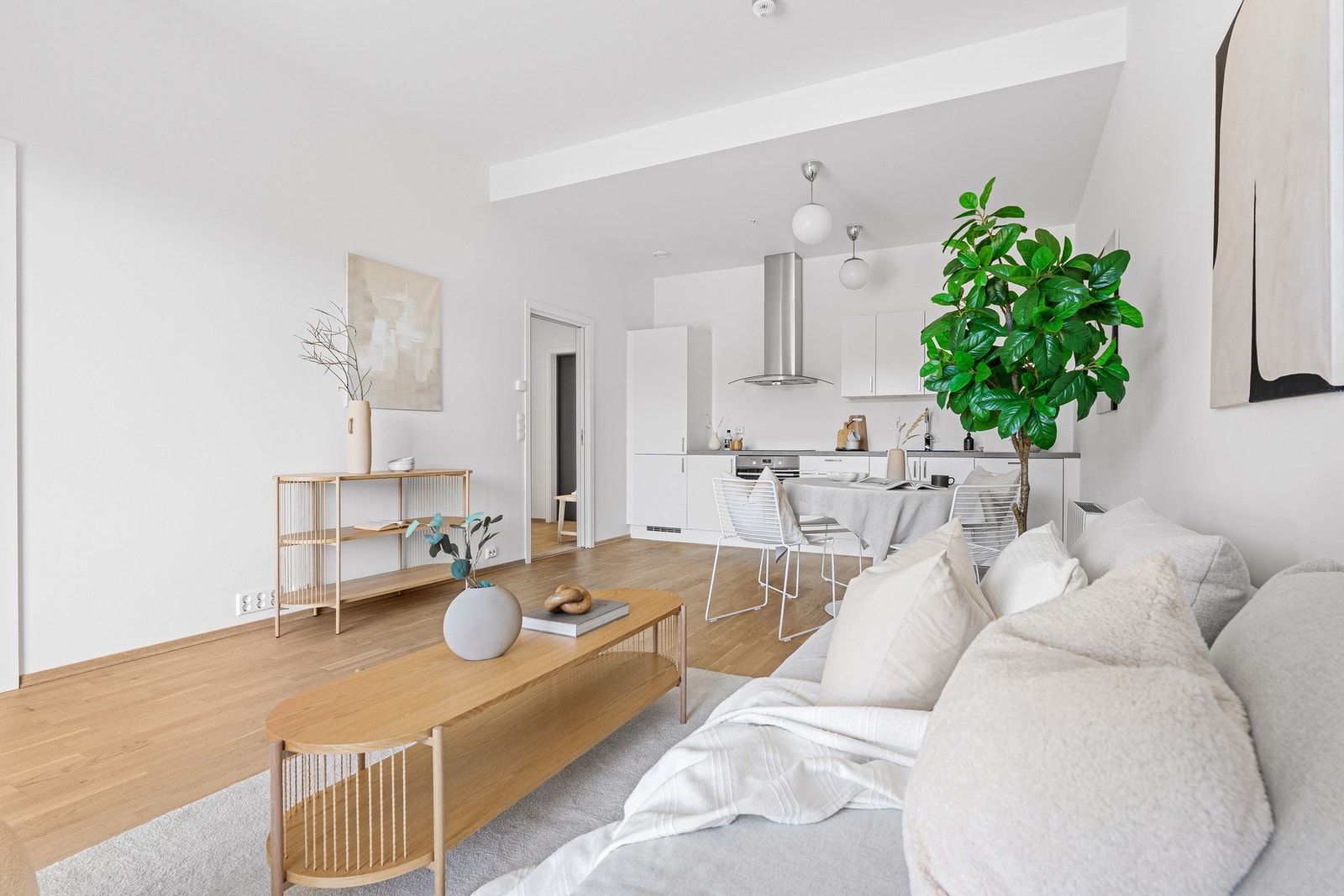 tuen fremstår lys og romslig med moderne overflater og fine møbleringsmuligheter Galleribilde