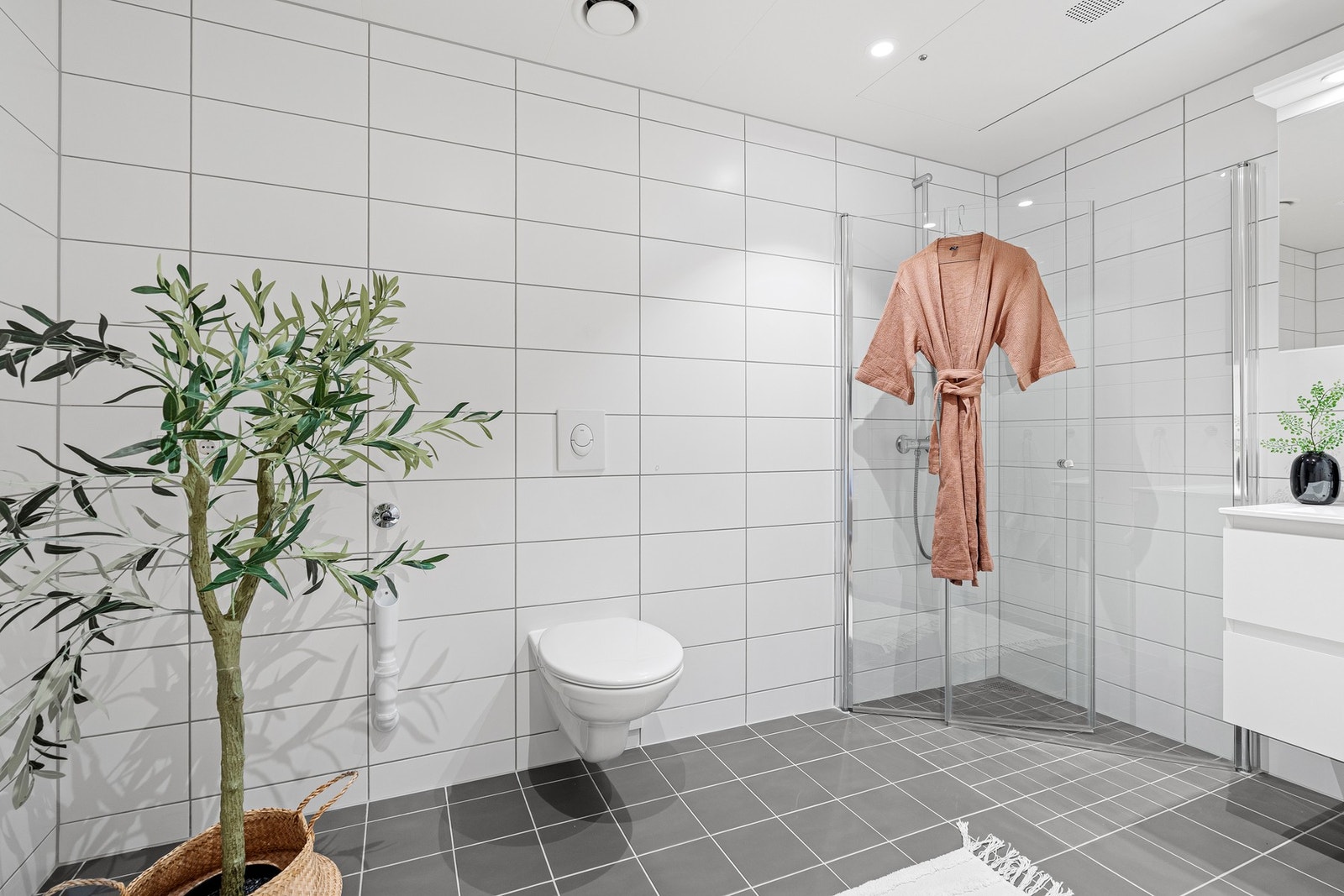 Romslig bad med god gulvplass og opplegg for vaskemaskin Galleribilde