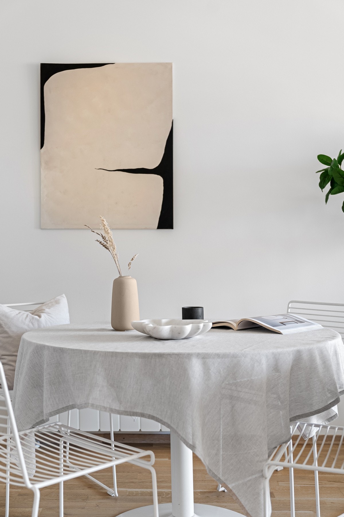 Spiseplassen har god plass til et spisebord Galleribilde
