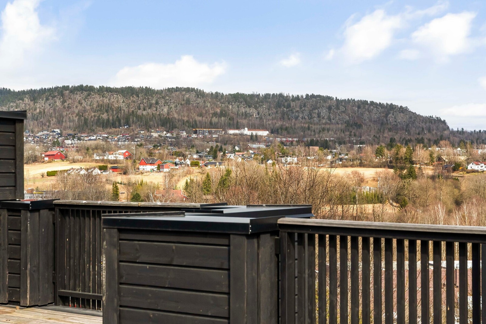 Fra boligen er det fritt utsyn og nydelig utsikt over nærområdet Galleribilde