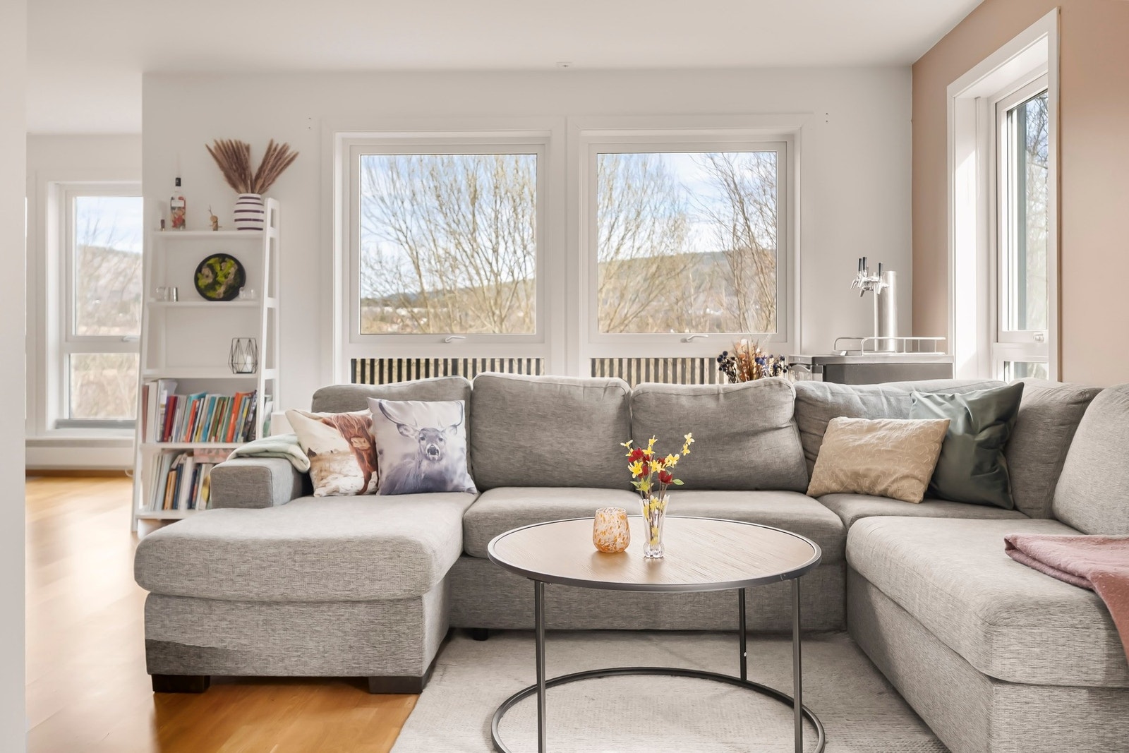 Det er naturlig inndelte soner, med god plass til en stor sofa Galleribilde