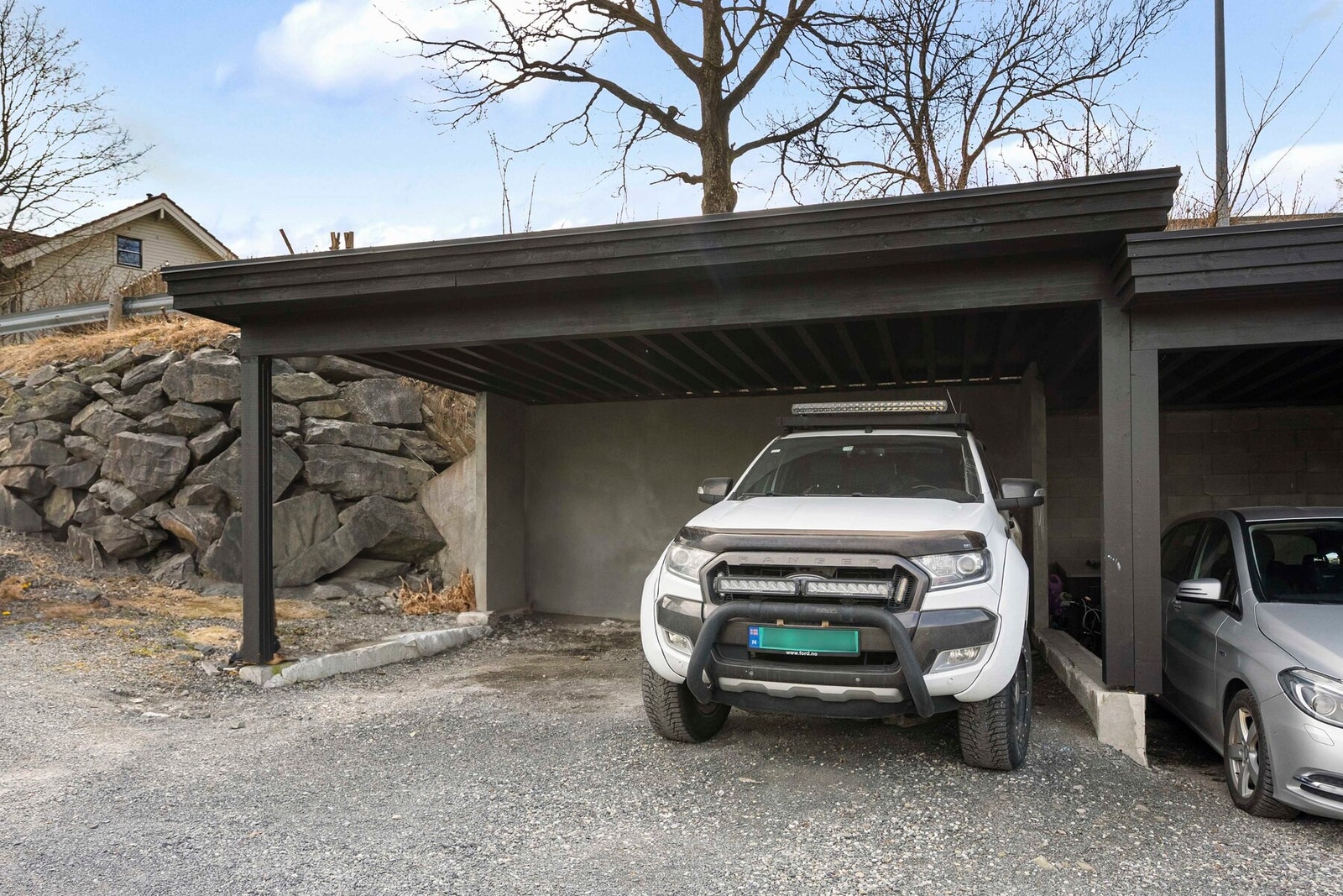 Det er en carport som tilhører boligen med plass til to biler Galleribilde