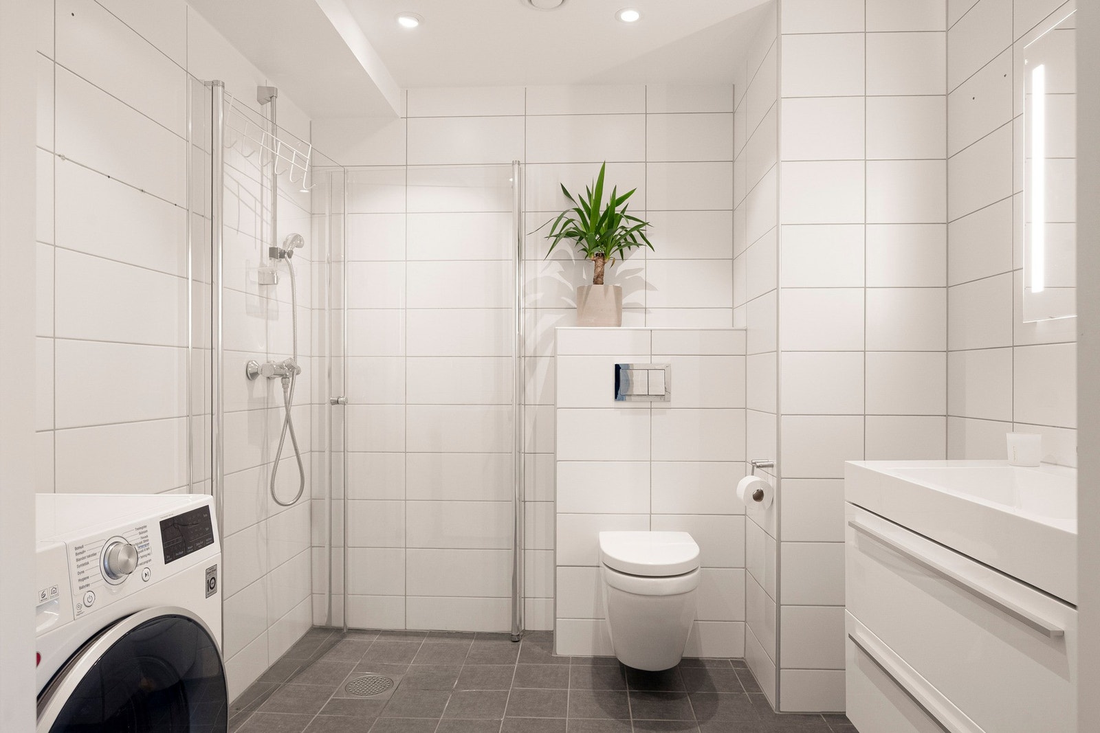 Pent flislagt bad med opplegg til vaskemaskin Galleribilde