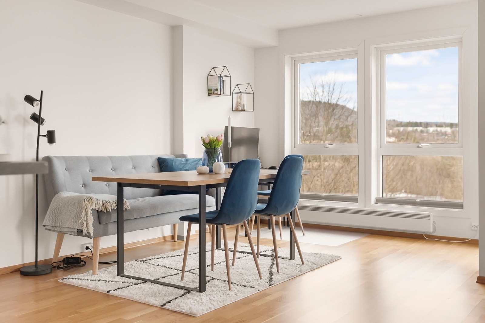 Det er plass til ett langbord hvor familie og venner kan samles til hyggelig lag Galleribilde