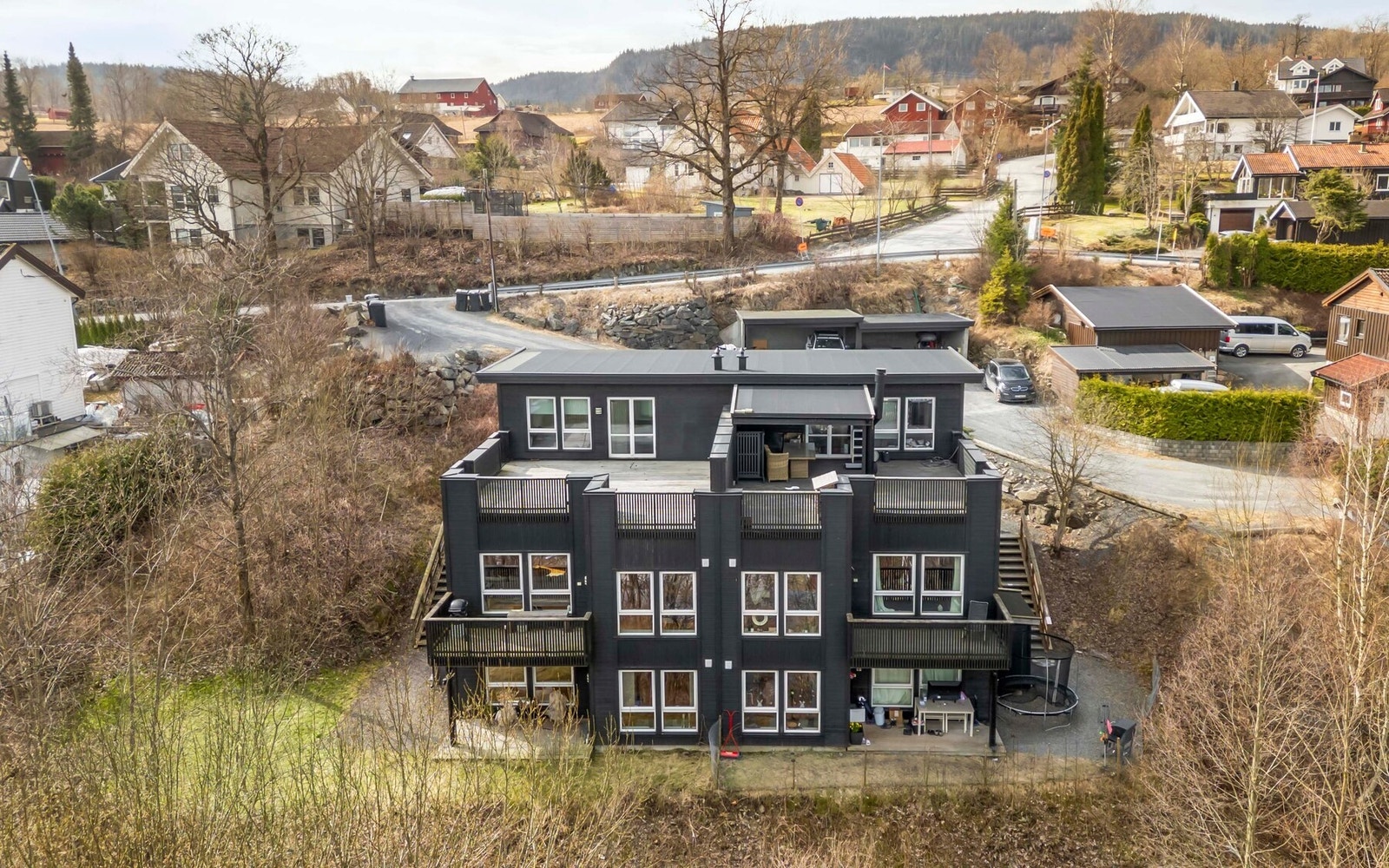 Velkommen til Horniveien 83 - Presentert av Kenneth Eckmann v/EIE eiendomsmegling Sandvika.
Foto: Juliane Jensen v/Studio Juliane Galleribilde