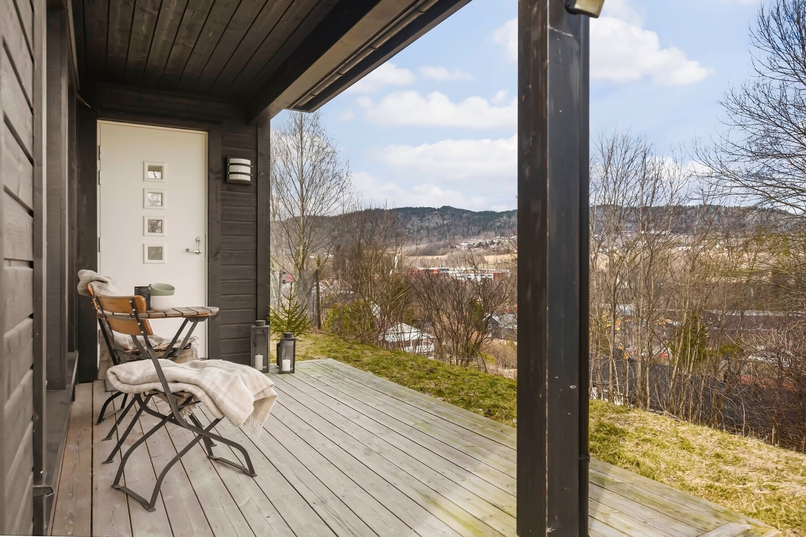 Ved inngangspartiet er det en hyggelig markterrasse Galleribilde