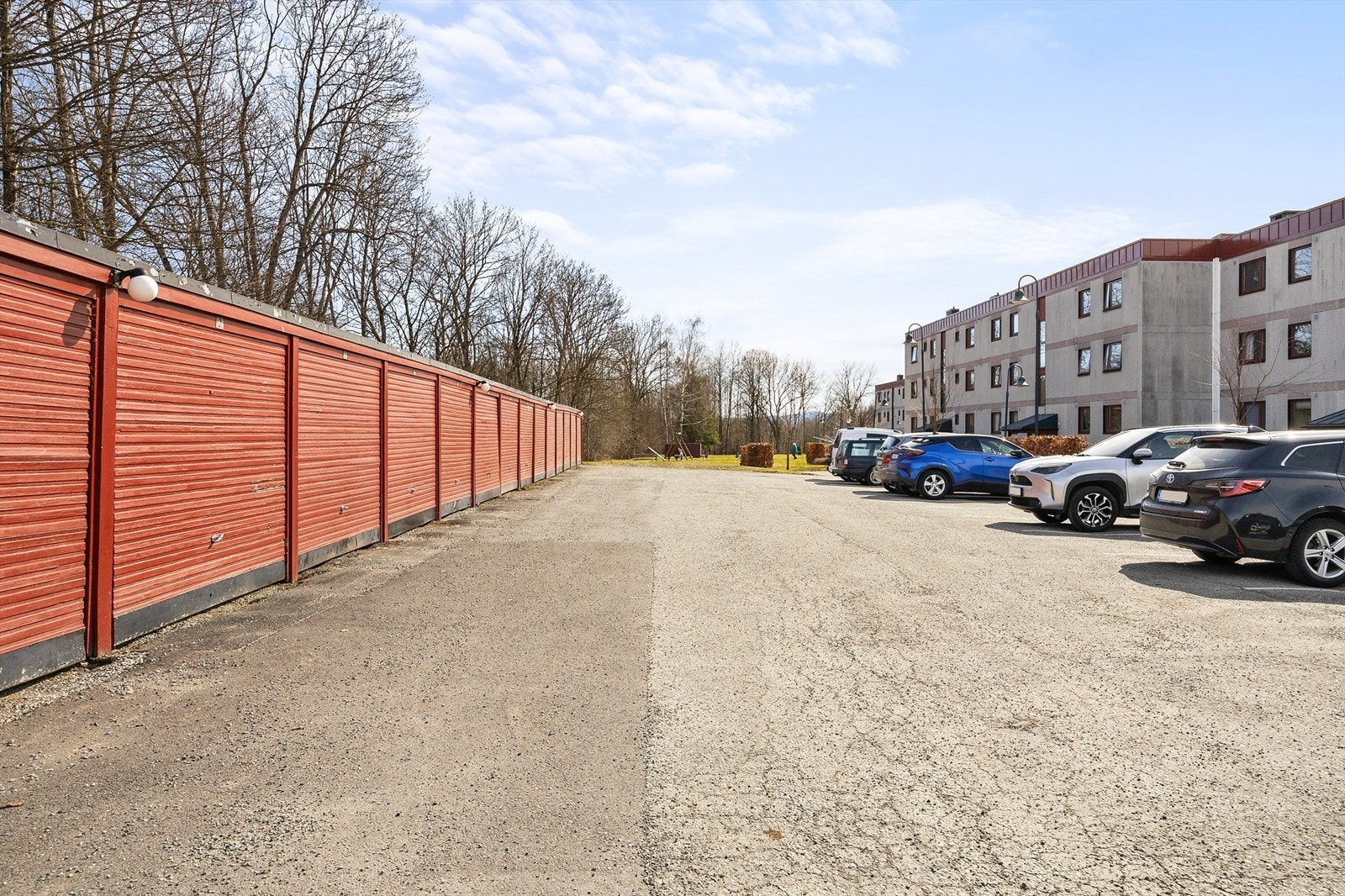 Borettslaget har et stort felles parkeringsområde med mulighet for leie av garasjeplass (etter liste). Galleribilde