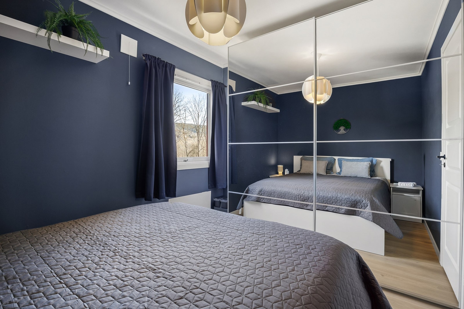 En stor garderobe med speilfronter gir rikelig med oppbevaringsplass og en god romfølelse. Galleribilde
