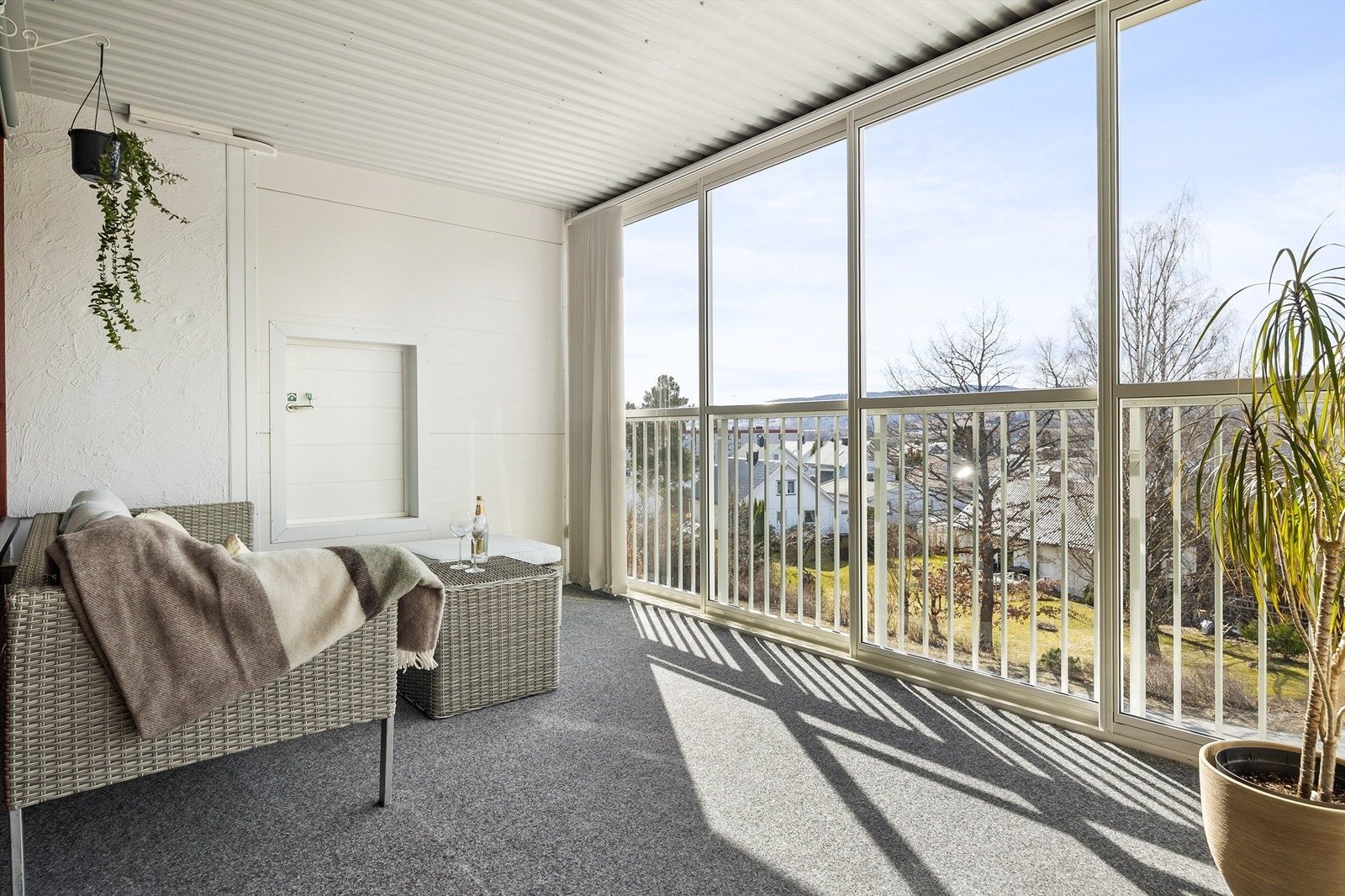 Balkongen er en skjermet og privat uteplass med god plass til en hyggelig sittegruppe. Galleribilde