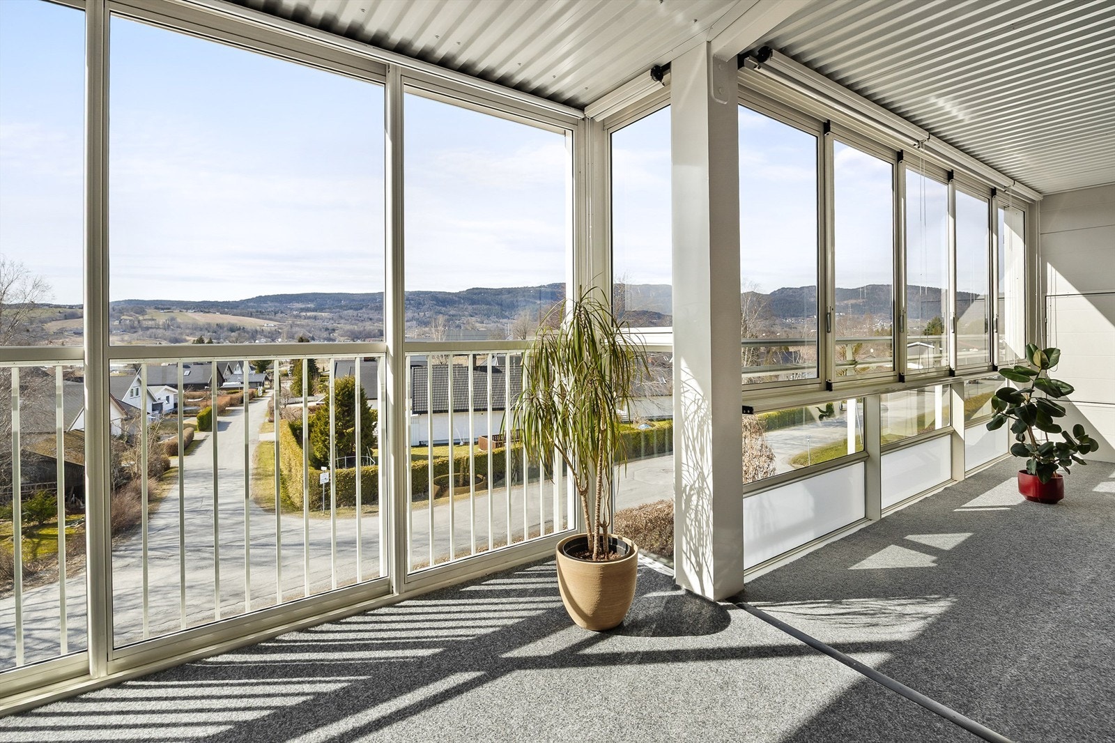 Romslig innglasset balkong på 23 kvm med gode solforhold. Galleribilde