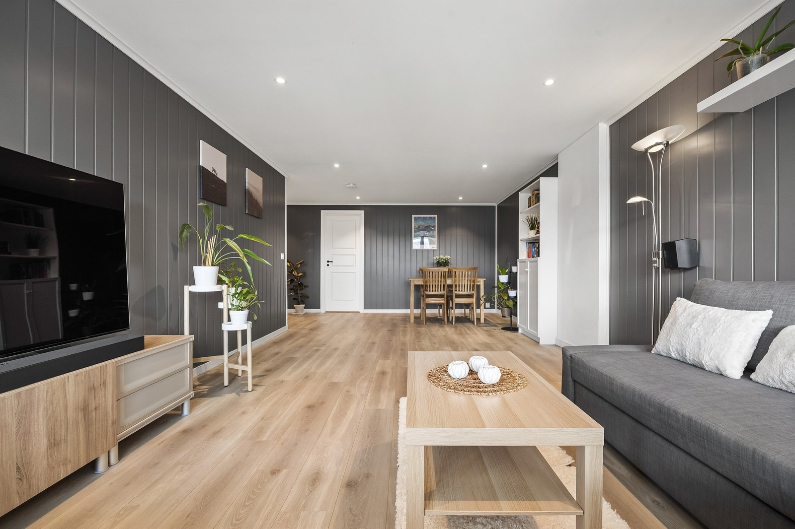 Downlights med dimmere i stue, kjøkken og entré fra 2021. Galleribilde