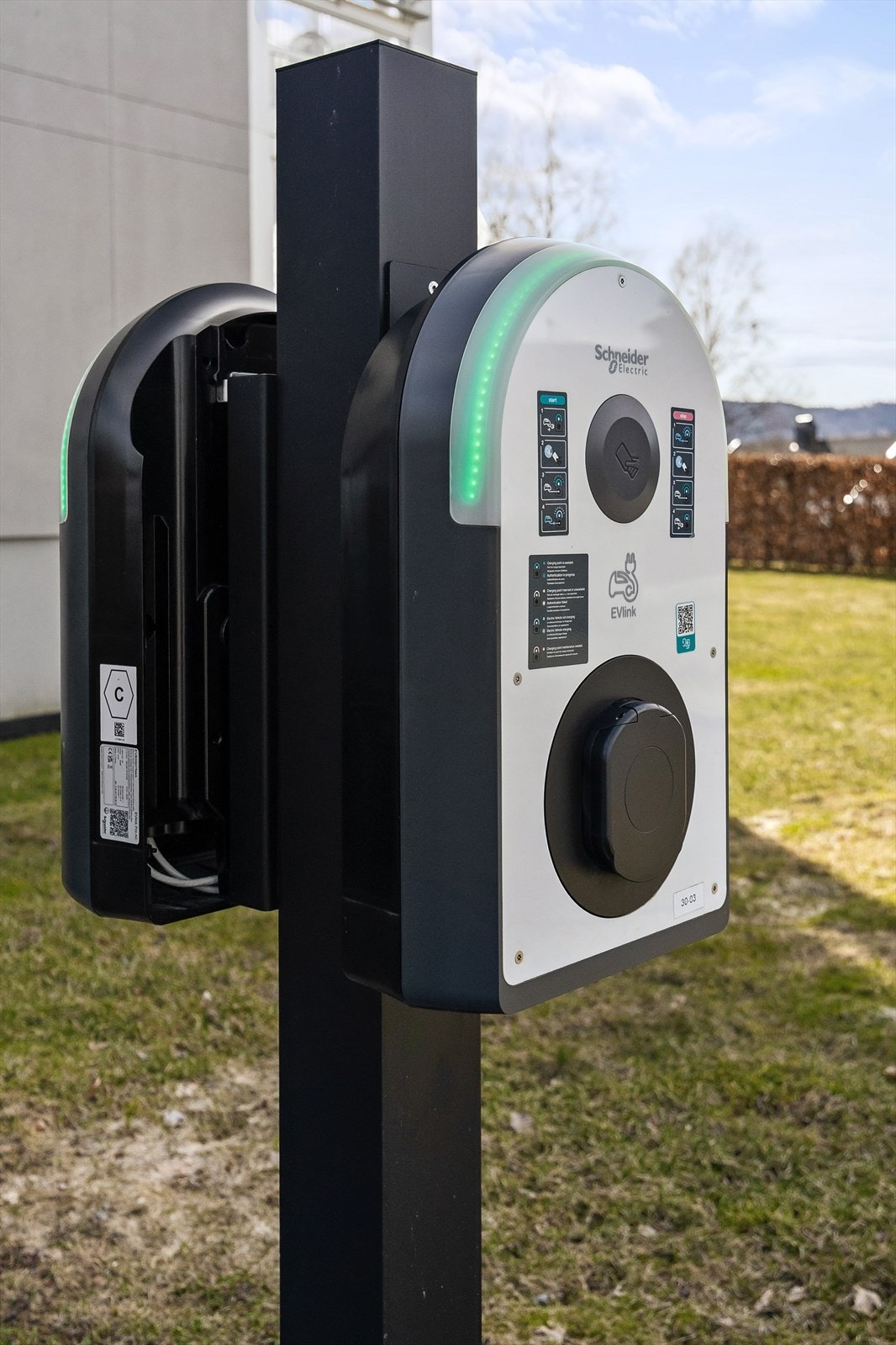 I 2022 ble det etablert ladere for el-biler på felles parkeringsområde (20 ladeplasser), i regi av borettslaget. Galleribilde
