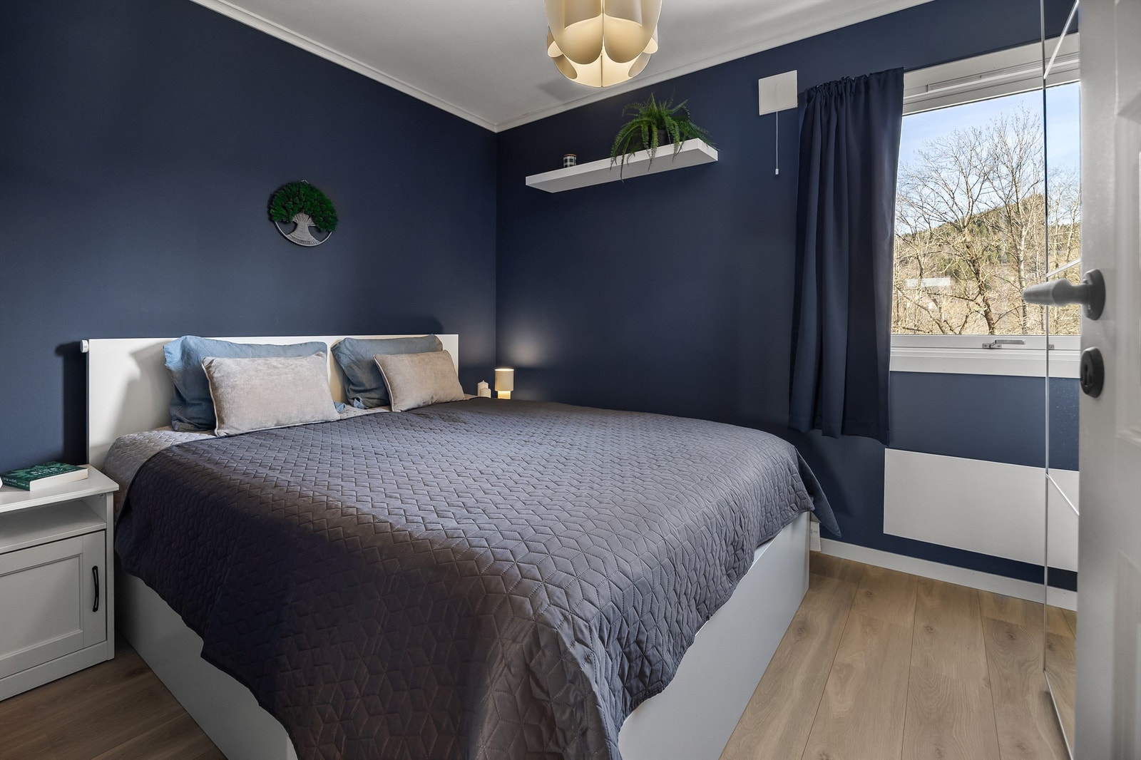 Hovedsoverommet er romslig og har plass til ønsket møblement. Galleribilde