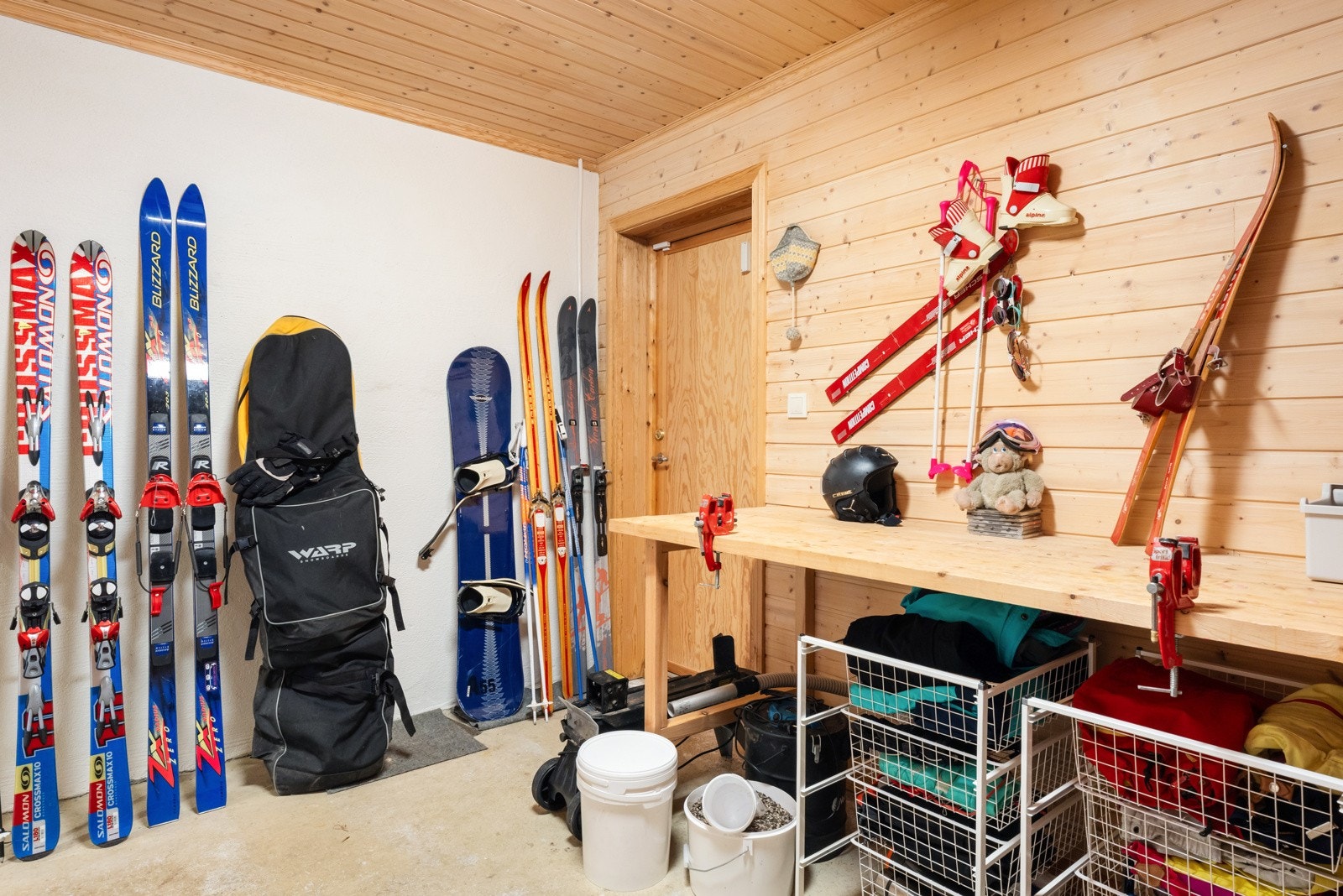 - Her er en romslig og god smørebod til ski med egen utgangsdør, som gir god utlufting når du skal smøre - Galleribilde