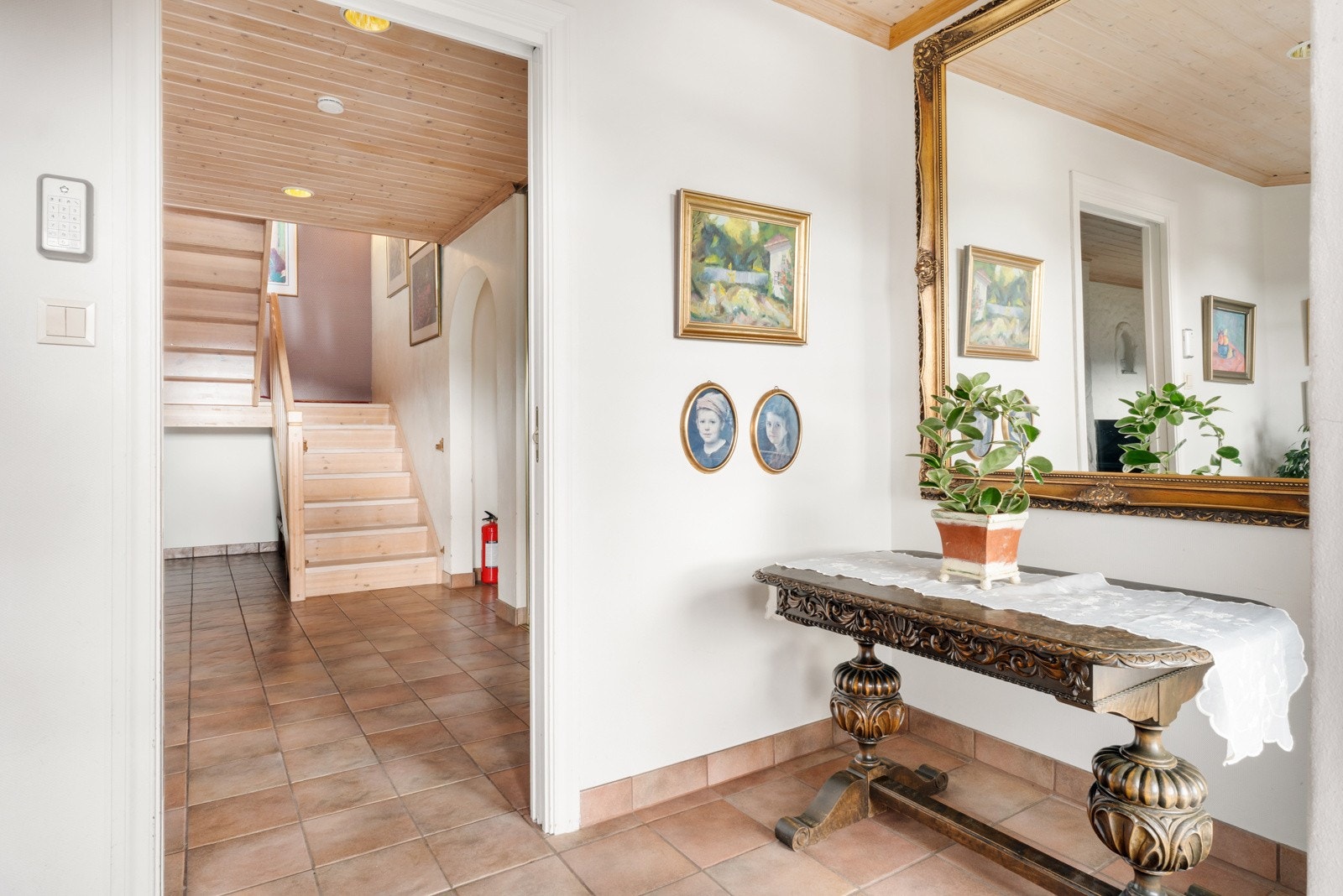 - Entrèen er på 5,6 m² - Galleribilde