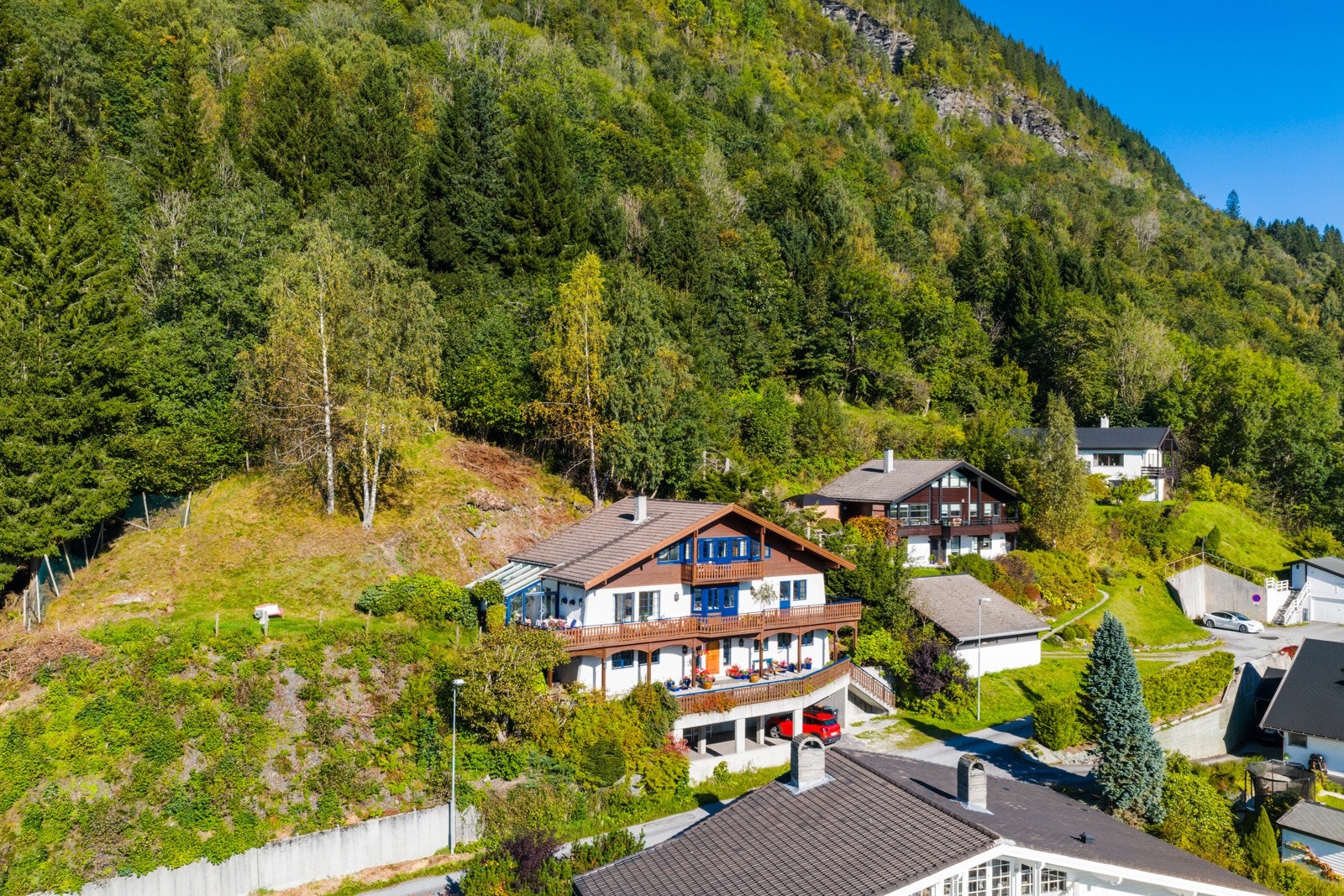 - Turstier rett bak huset til Mølster, Bavallen, Raugstad og Hangurstoppen - Galleribilde