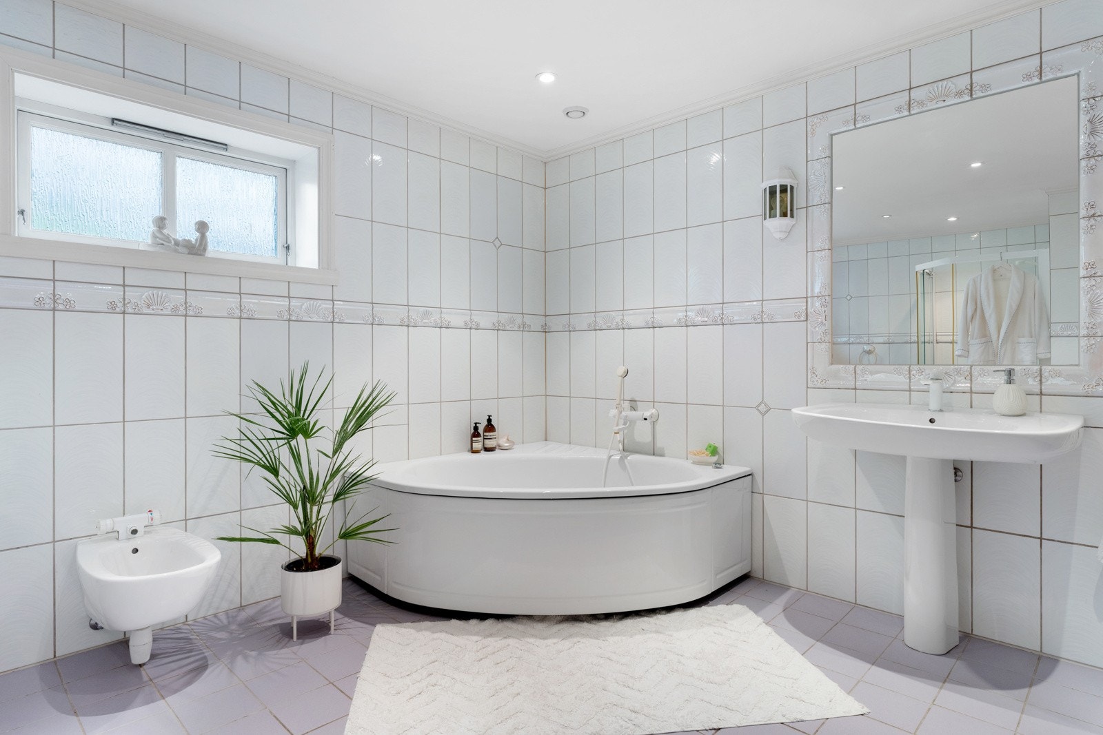 - Badet i 2. etasje er 13,9 m² og inneholder badekar - Galleribilde